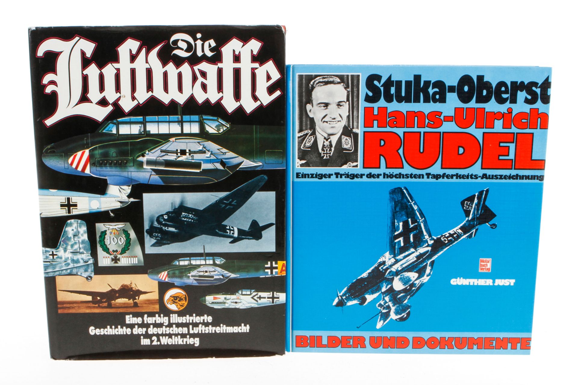 2 Bücher "Die Luftwaffe" und "Stuka-Oberst Hans-Ulrich Rudel", Alterungsspuren