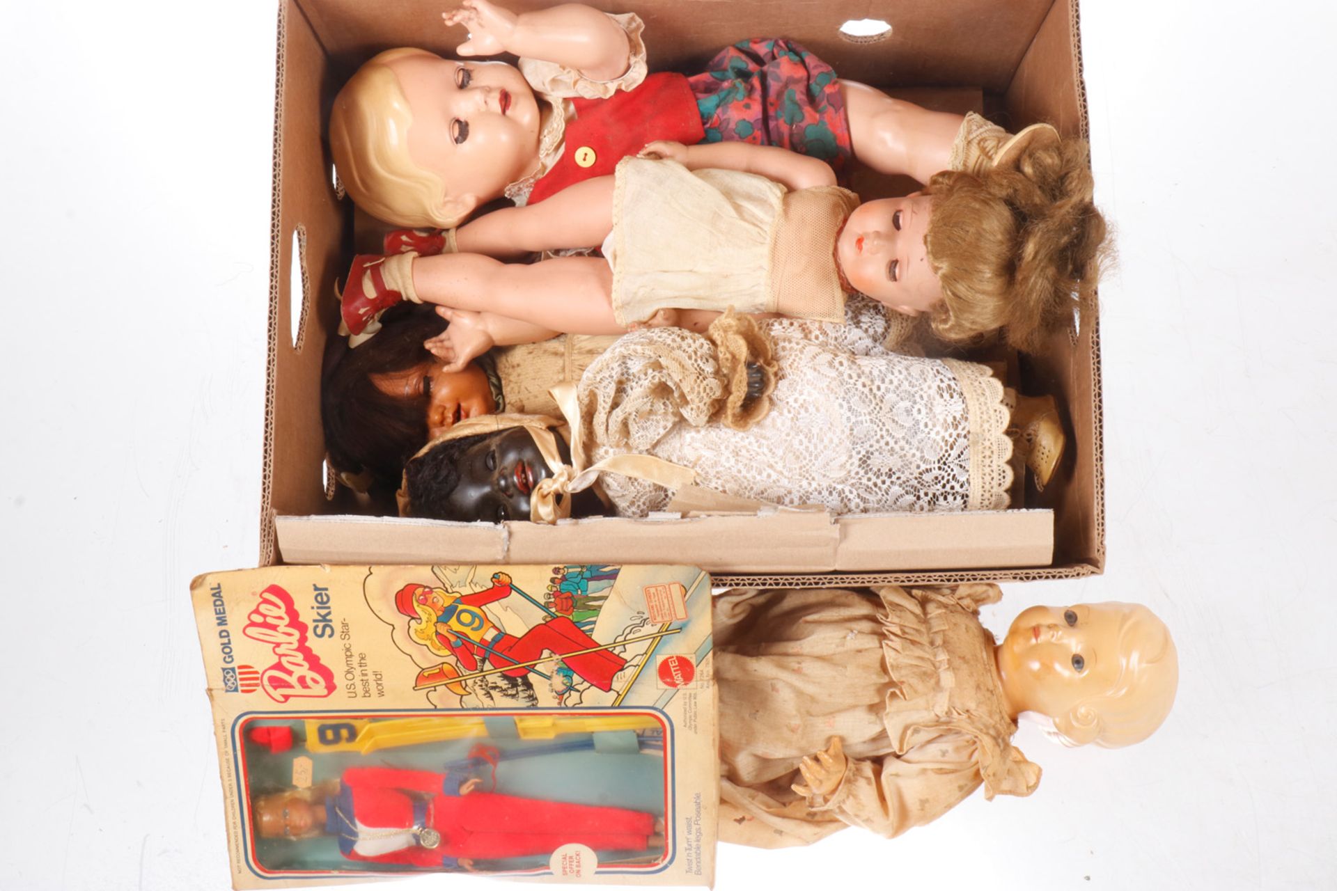 Konv. Puppen, darunter Schildkröt und Barbie, H ca. 25-45 cm, stark verschmutzt/vergilbt, Z 3-4
