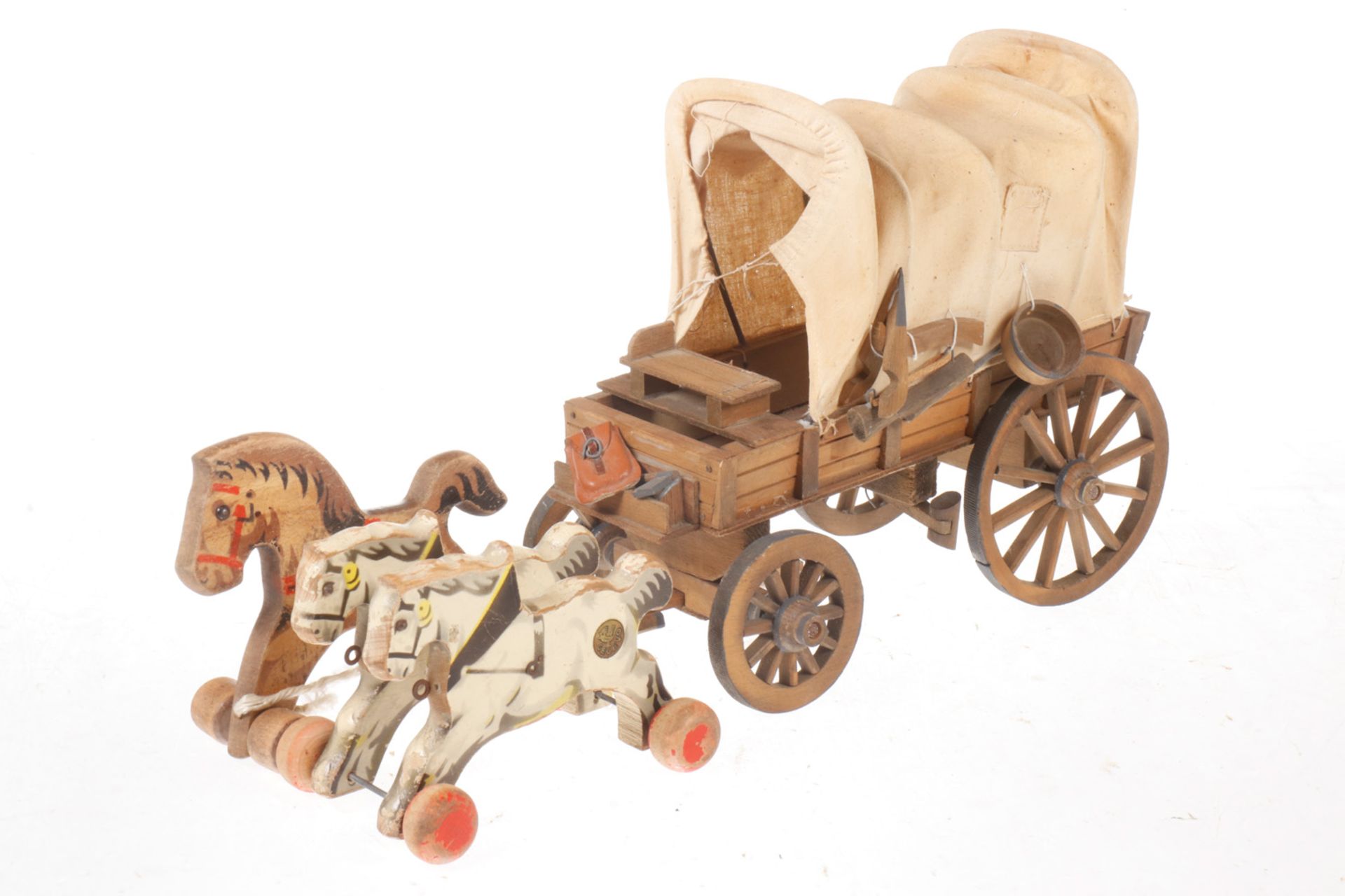 Holzwagen mit Kutschersitz (1 Lehne fehlt) und Pferden, Wagenlänge 28 cm, Z 3