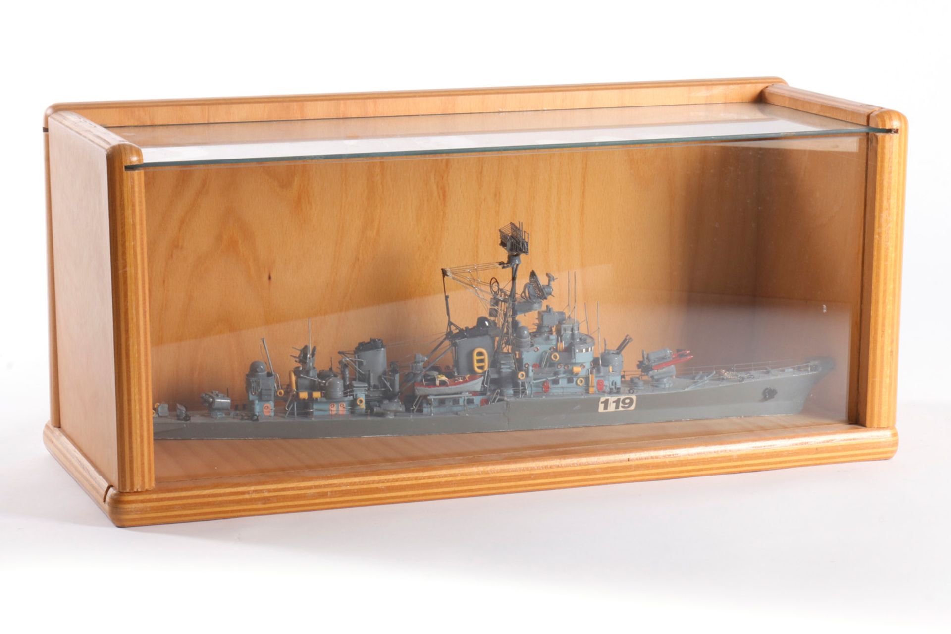 Modell-Kriegsschiff "119", Holz/Metall, mit Geschützaufbauten, Flugabwehrraketen, Motorbooten und