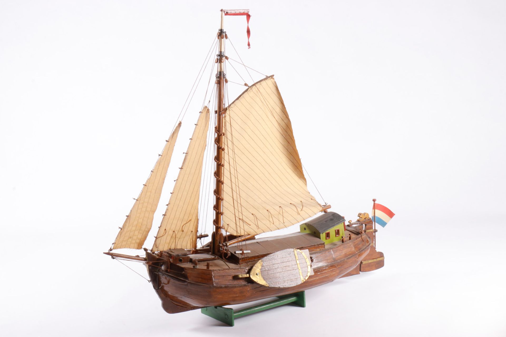 Holländisches Handelsschiff, mit Stoffsegeln, Holz, bemalt, L 78, auf Holzständer, Z 2
