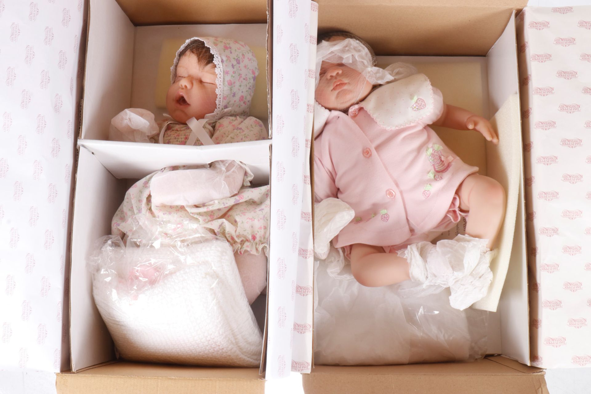"Das Puppen Kunstarchiv" Baby "Sarah" und "Anna", je mit Zertifikat, H 40 cm, je im OK, Original-