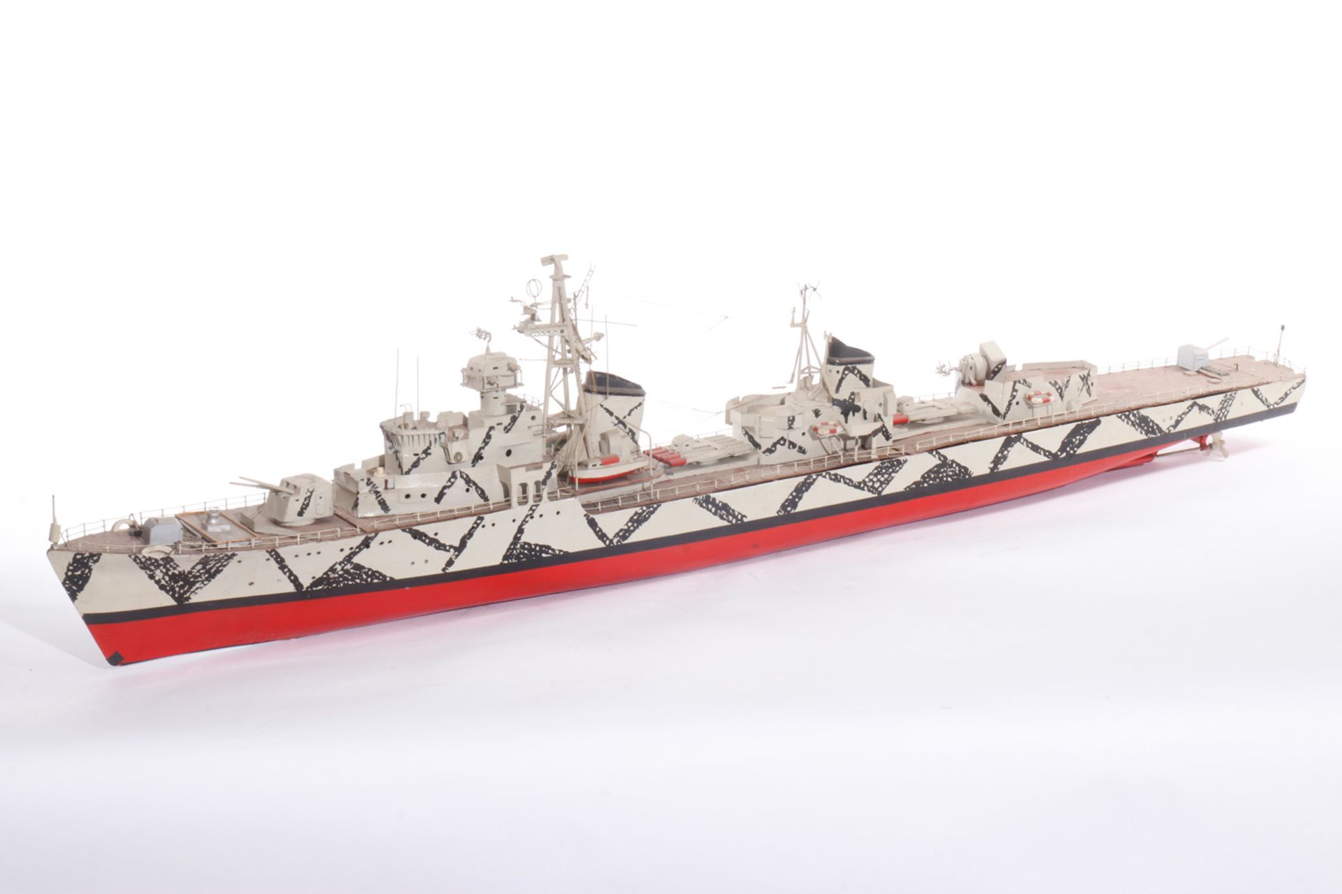 Modell-Kriegsschiff, Blechrumpf mit Holz-Aufbauten, Panzerdrehtürmen und Geschützen, ohne Antrieb,