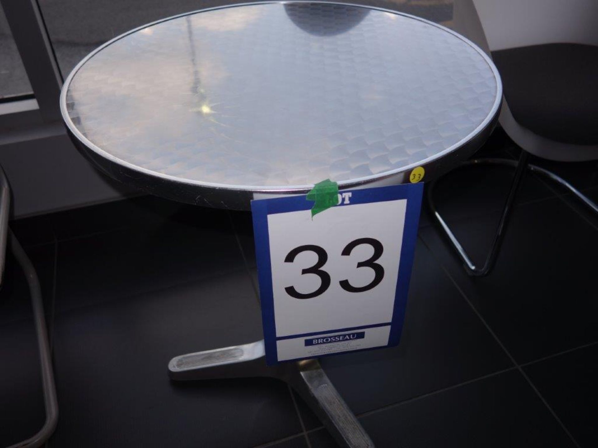 Petite table en aluminium