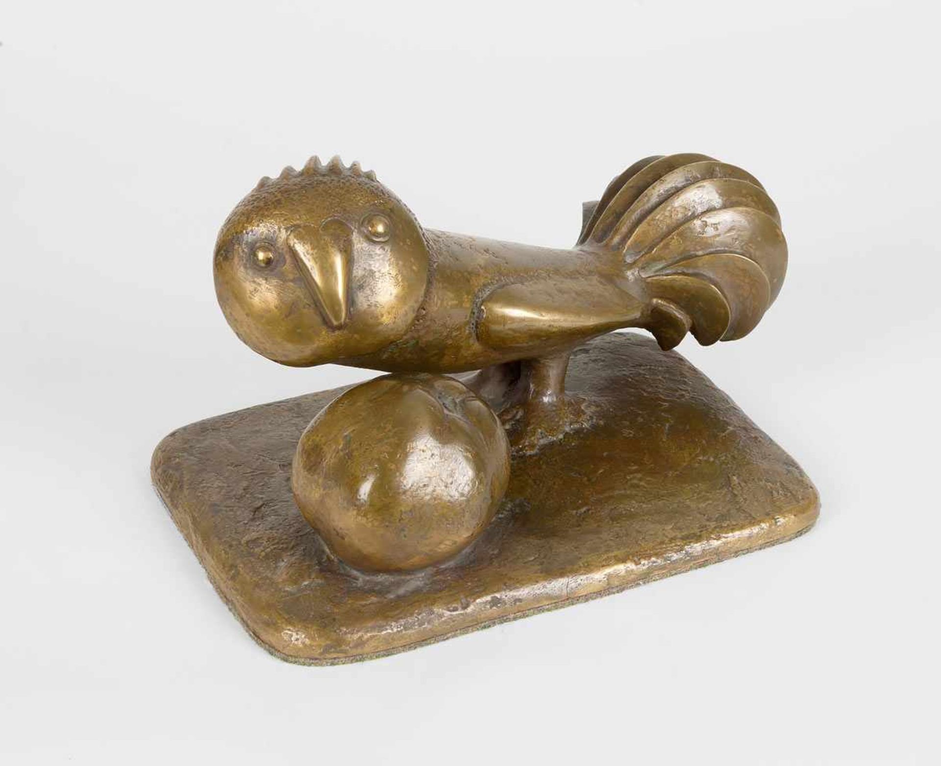 Anlauf, Günter(Großhartmannsdorf 1924 - 2000 Berlin)Hahn mit Apfel. Bronze mit goldbrauner Patina. - Bild 2 aus 2