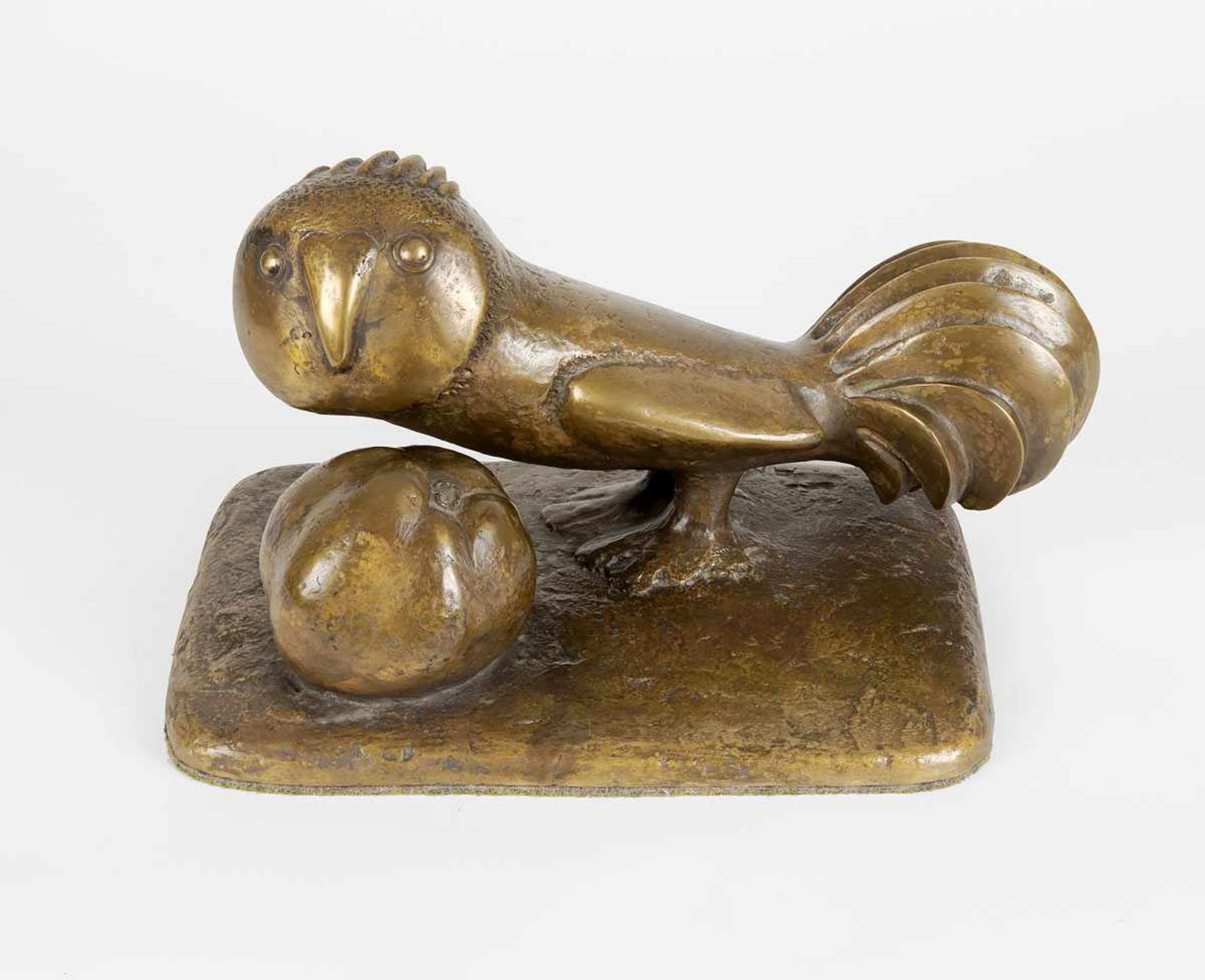 Anlauf, Günter(Großhartmannsdorf 1924 - 2000 Berlin)Hahn mit Apfel. Bronze mit goldbrauner Patina.