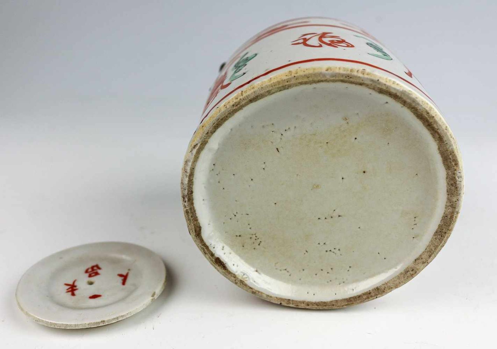 Zylindrische KanneChinaPorzellan. Bemalt in Eisenrot und Emailgrün mit Glückssymbolen und - Bild 3 aus 3