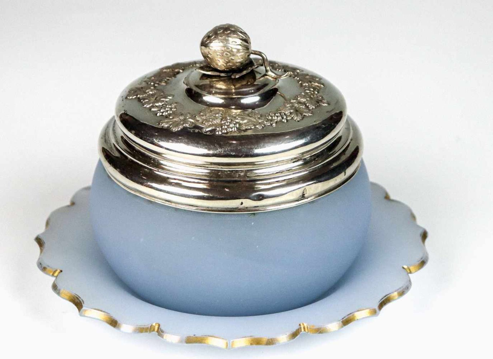 Marmeladendose mit Silberdeckel auf UntertellerSchlesien, um 1860Hellblaues Alabasterglas. Runde,
