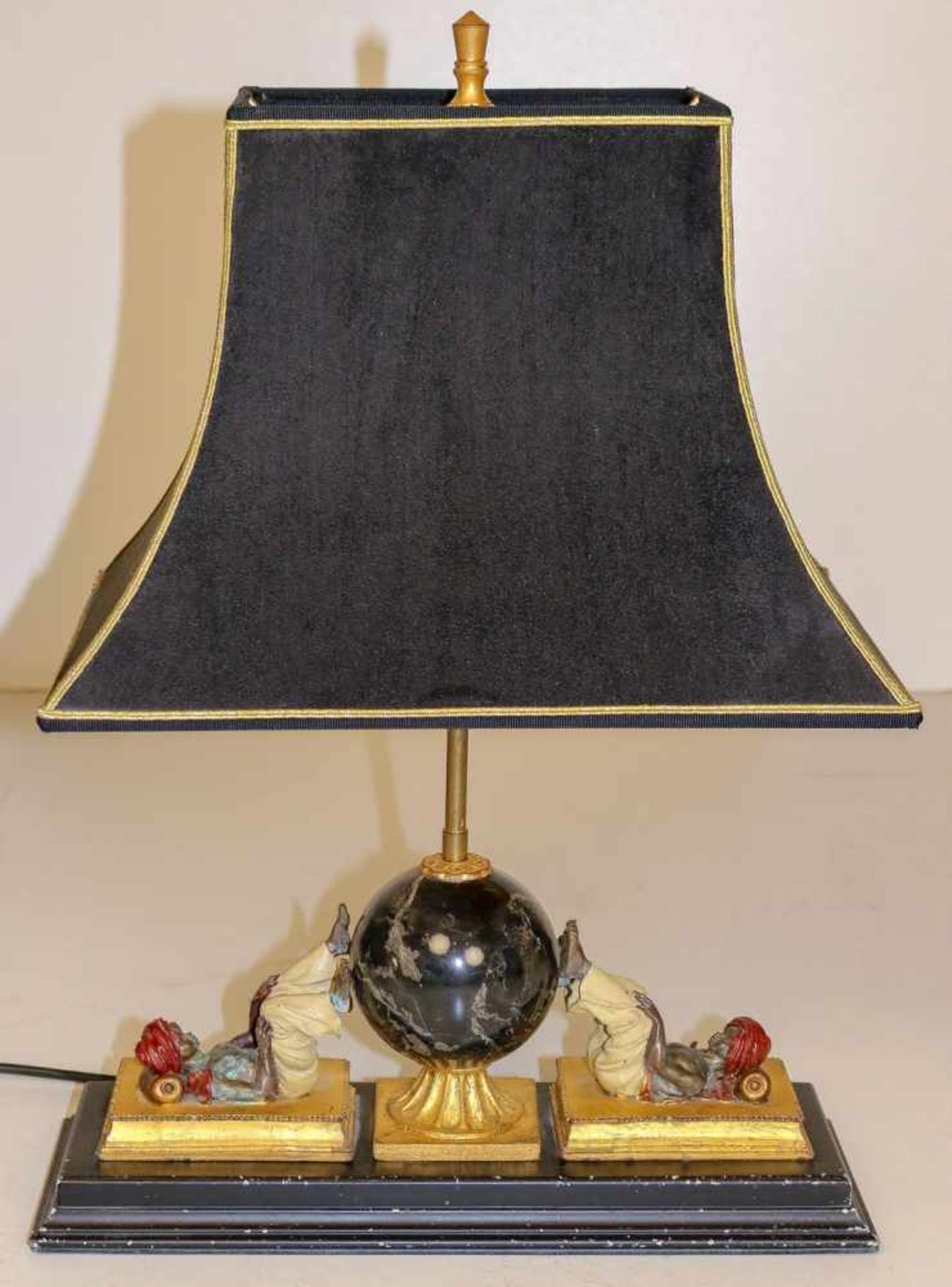 TischlampeHolz u. Gussmasse, farbig gefasst, schwarzer Marmor, Metallschaft. Auf rechteckigem Sockel