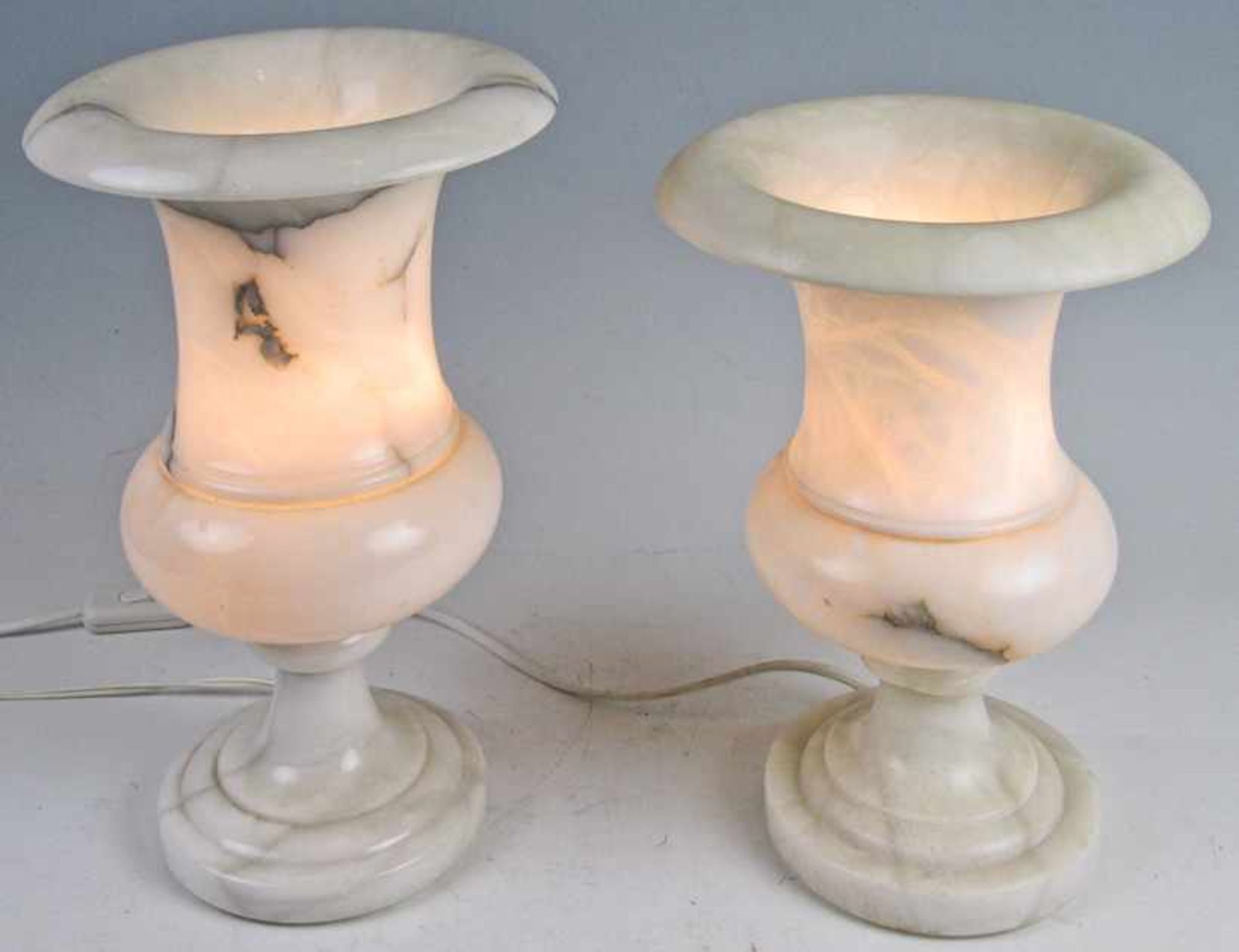 Zwei Alabasterkratere als Tischlampenwohl Frankreich, um 1920/30H. 33 u. 36 cm.(52915)
