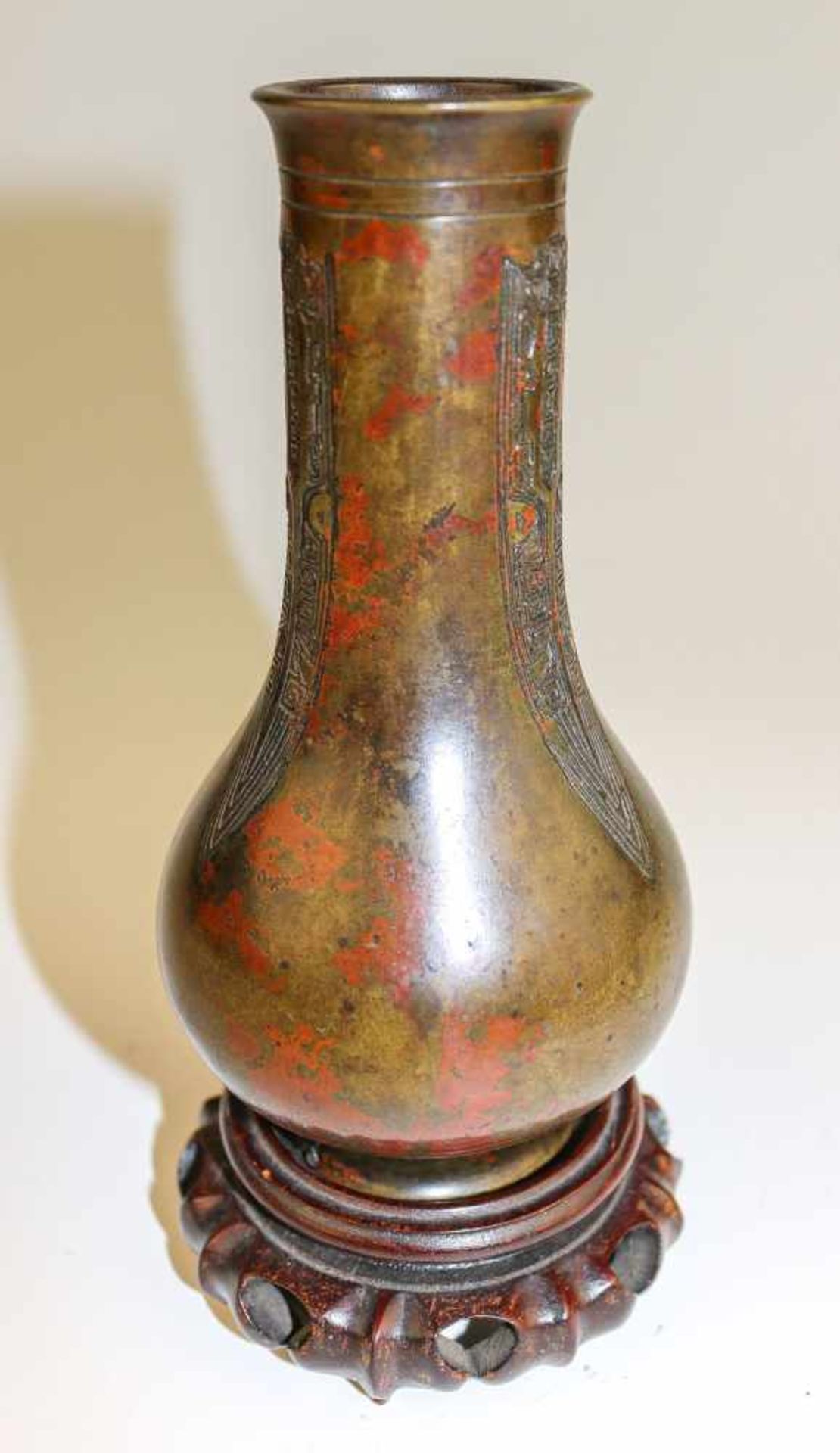 Kleine bauchige VaseJapan, 19. Jh.Bronze, dunkel bzw. teilw. rötlich patiniert. In leichtem Relief - Bild 2 aus 5