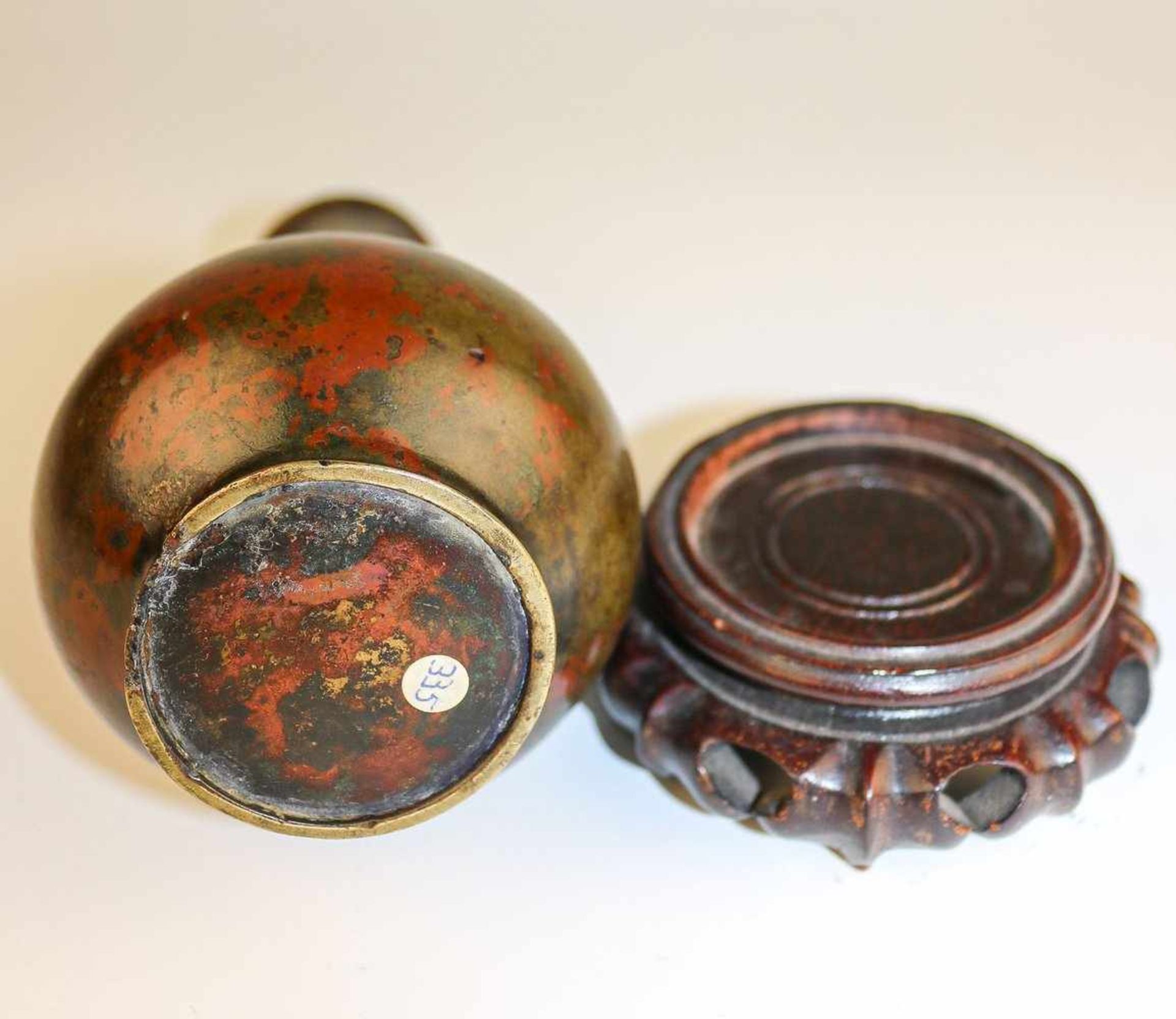 Kleine bauchige VaseJapan, 19. Jh.Bronze, dunkel bzw. teilw. rötlich patiniert. In leichtem Relief - Bild 3 aus 5