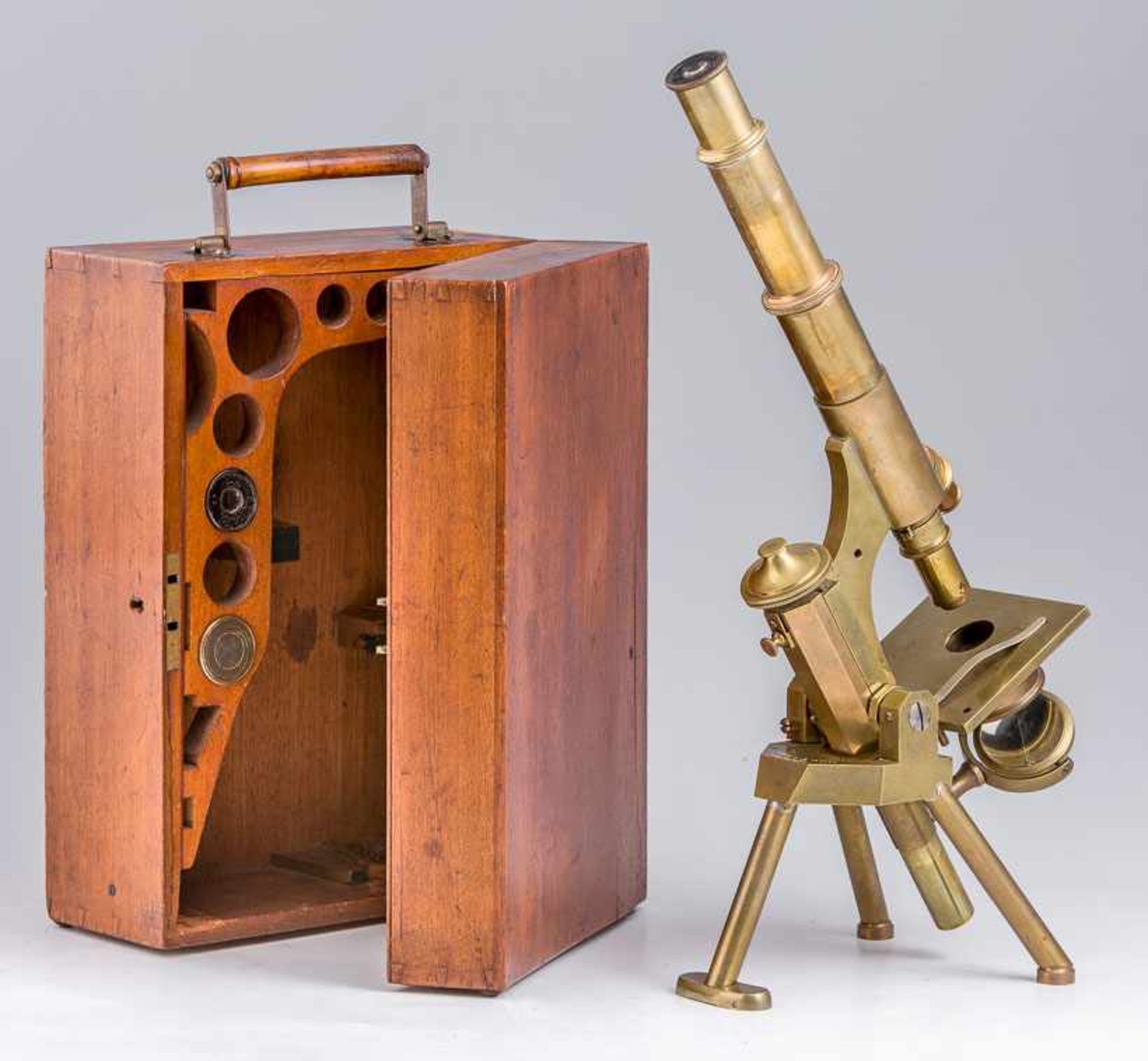 Mikroskop2. H. 19. Jh.Fa. "J. Swift & Son, London No. 13544". Messinggehäuse auf drei Füßen.
