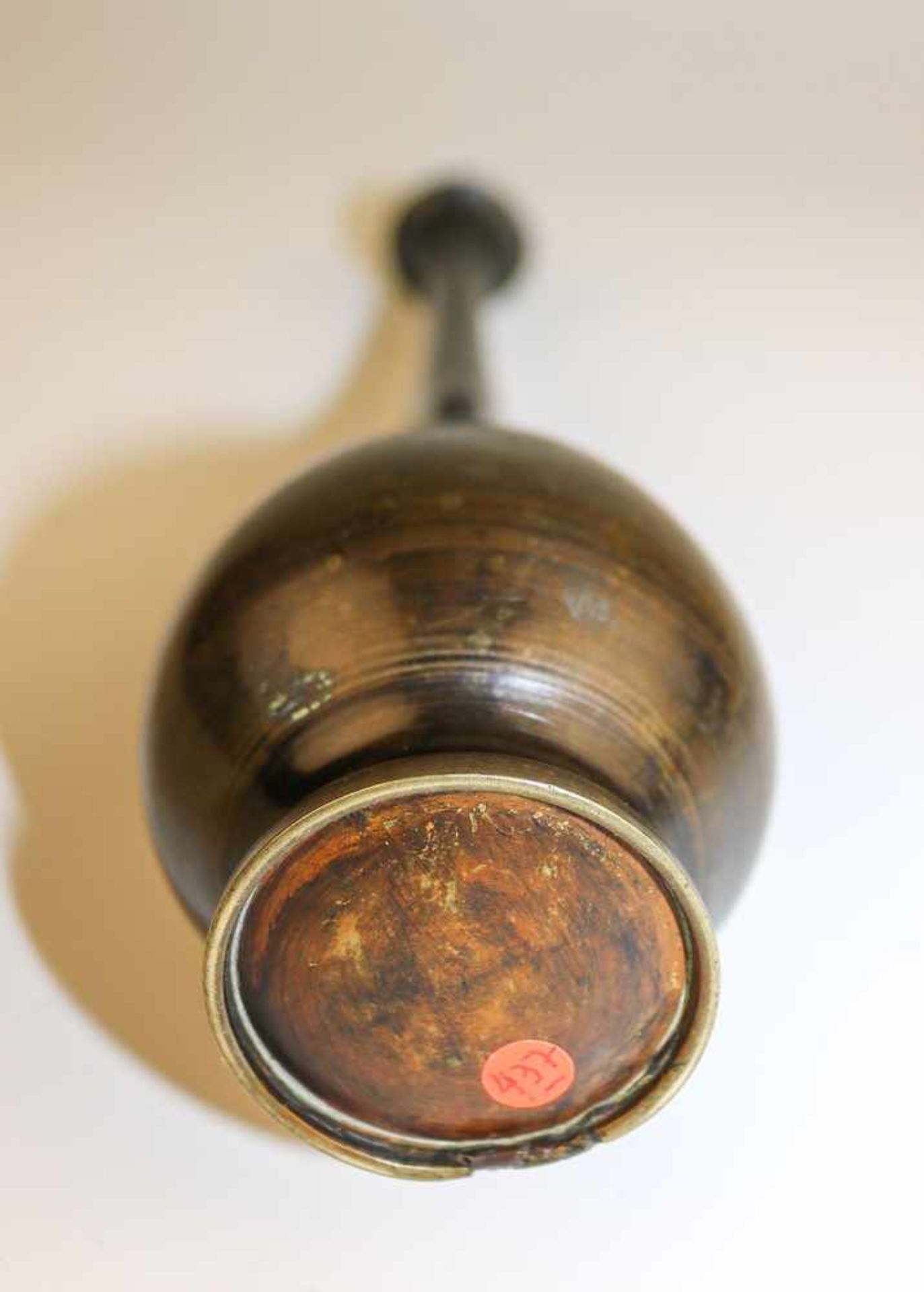 Kleine bauchige VaseJapan, 19. Jh.Bronze, dunkel bzw. teilw. rötlich patiniert. In leichtem Relief - Bild 5 aus 5