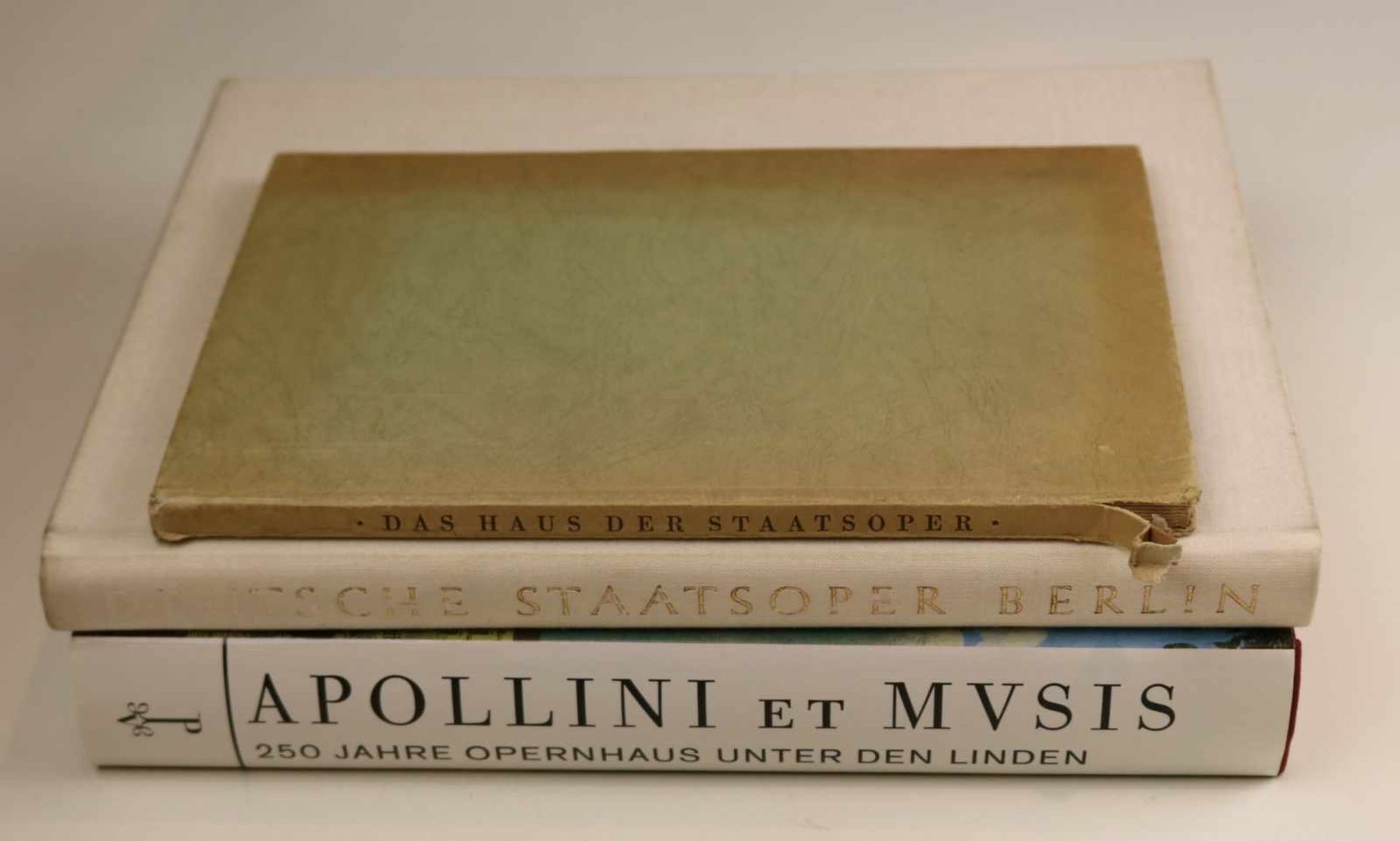 Quander, Georg (Hg.): Apollini et Musis250 Jahre Opernhaus Unter den Linden. Frankfurt/M 1992.