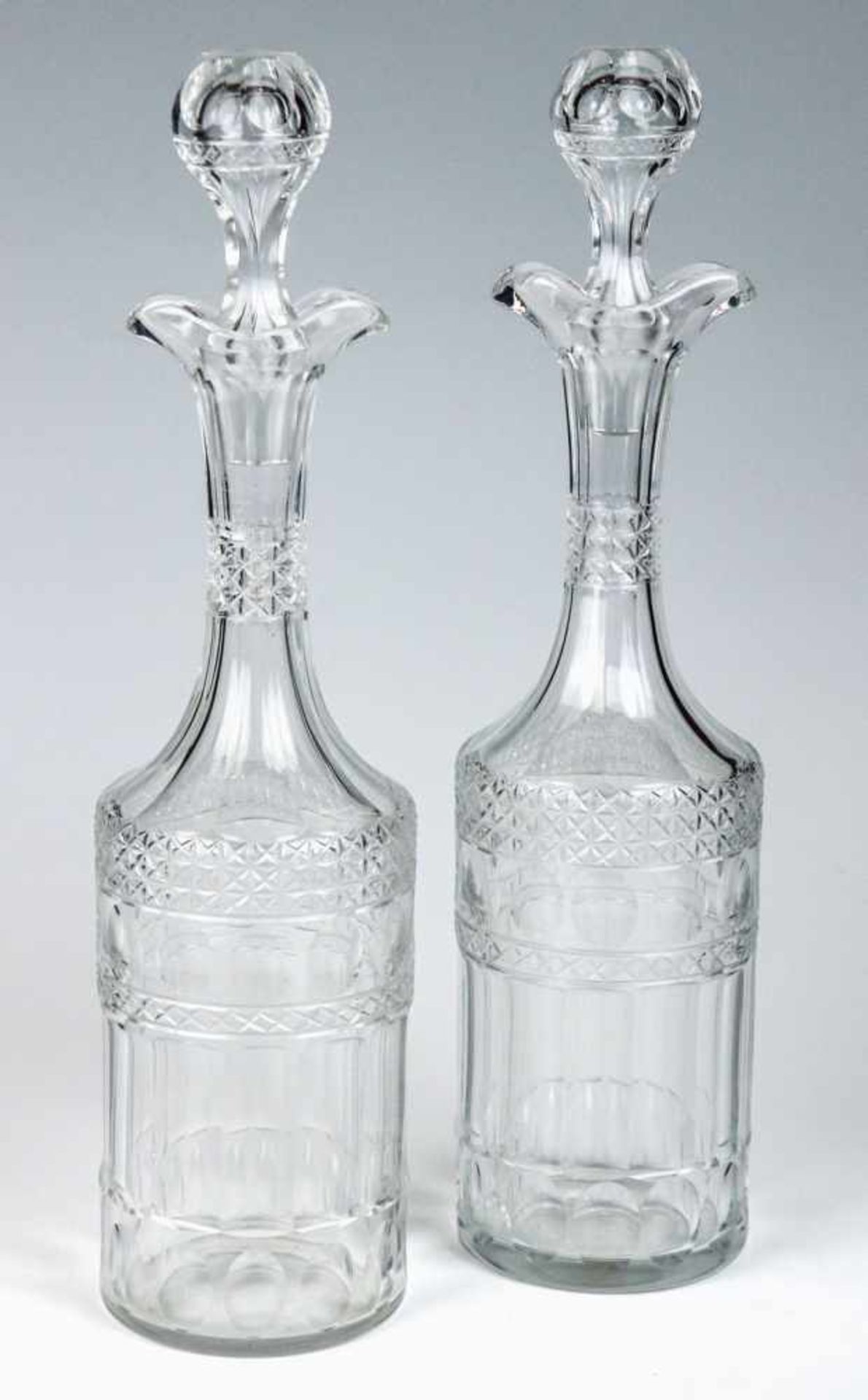 Ein Paar Karaffen mit Stöpsel19. Jh.Kristallglas mit Schliff. Zylindrischer Korpus mit