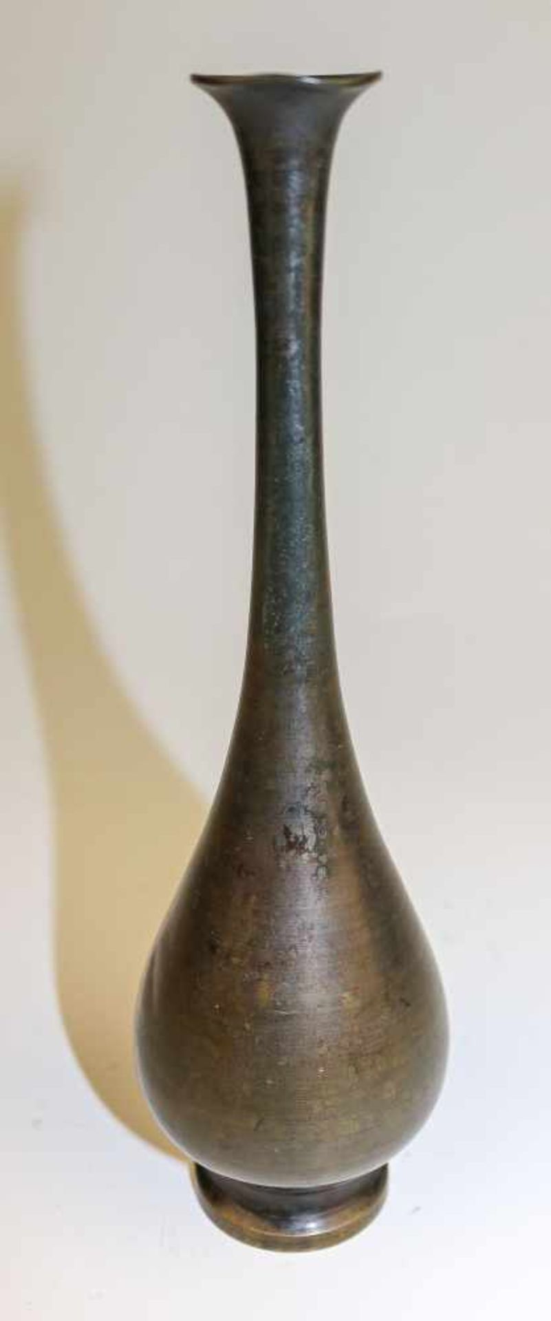 Kleine bauchige VaseJapan, 19. Jh.Bronze, dunkel bzw. teilw. rötlich patiniert. In leichtem Relief - Bild 4 aus 5