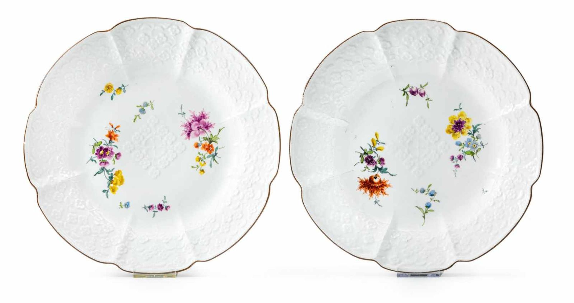 Ein Paar tiefe Teller mit BlütenreliefMeissen, um 1765/70Die achtfach gebogte, durch Stege