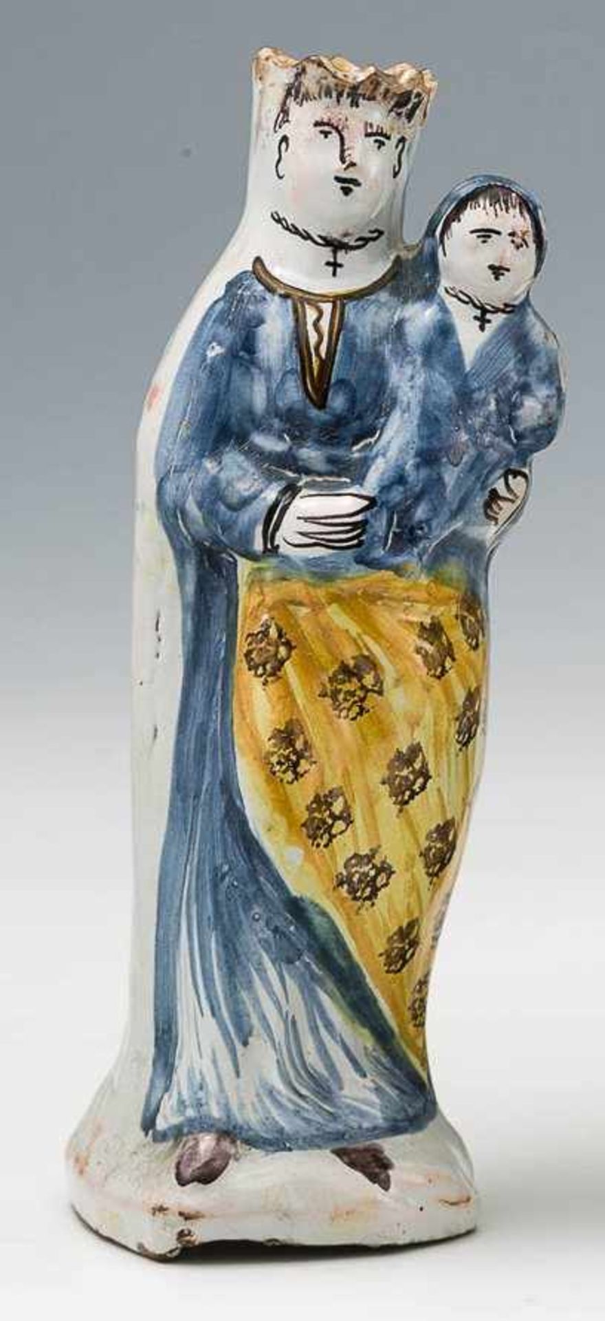 Madonna mit KindWeiße Glasur, bunt bemalt mit Blau und Gelb. H. 21 cm. (Hohl, Glasurfehler, kl.