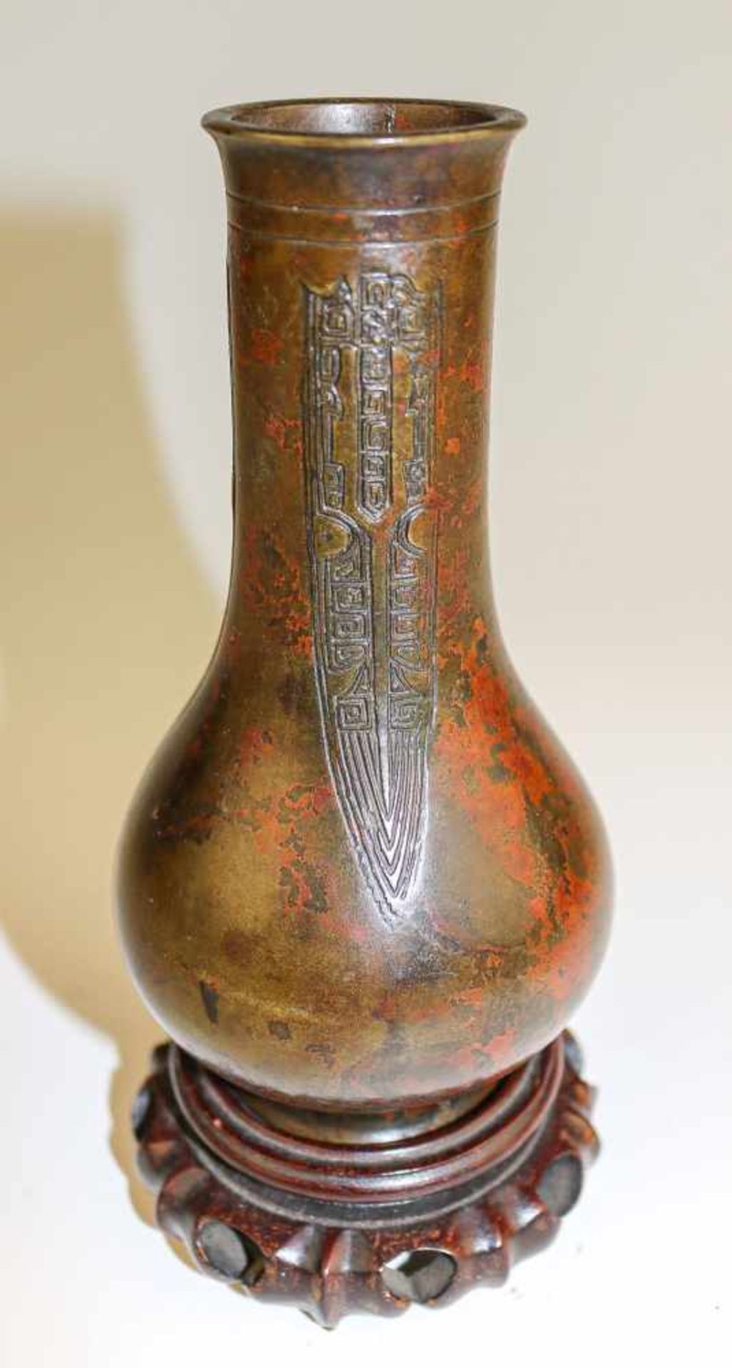 Kleine bauchige VaseJapan, 19. Jh.Bronze, dunkel bzw. teilw. rötlich patiniert. In leichtem Relief