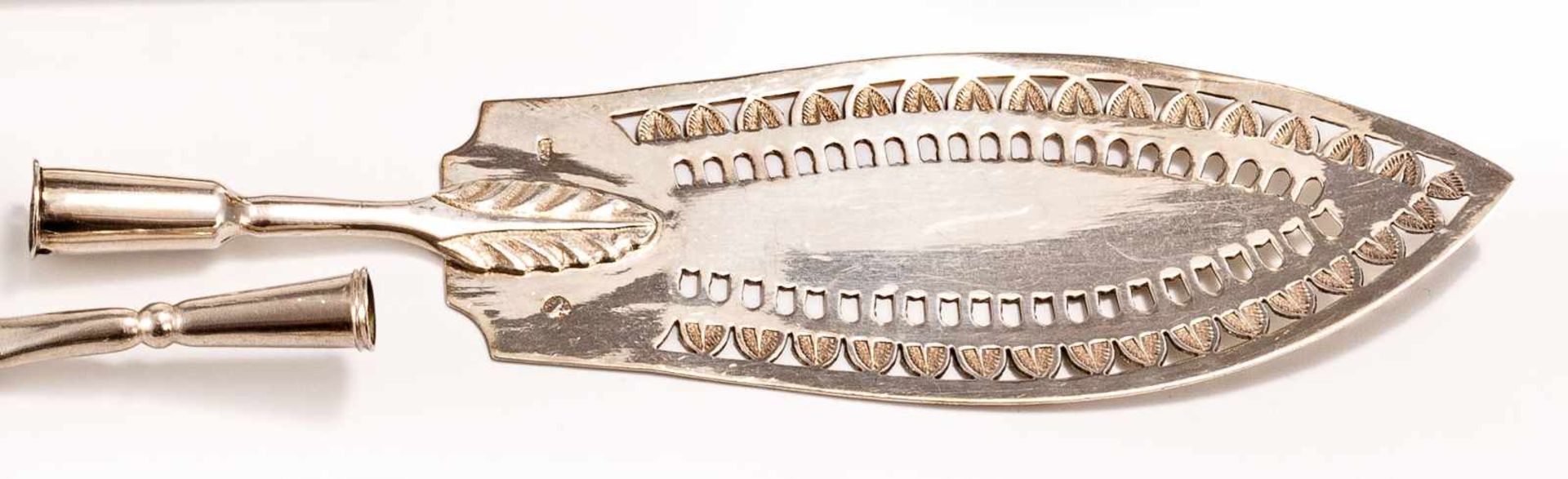 Laffe eines PastetenhebersBerlin, um 1821Durchbrochene Lanzettform mit doppeltem Zungenblattfries. - Bild 2 aus 2