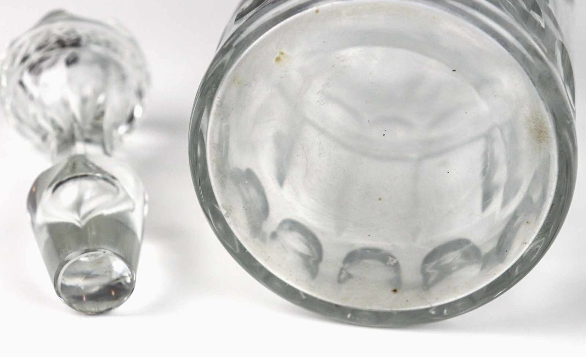 Ein Paar Karaffen mit Stöpsel19. Jh.Kristallglas mit Schliff. Zylindrischer Korpus mit - Bild 2 aus 2