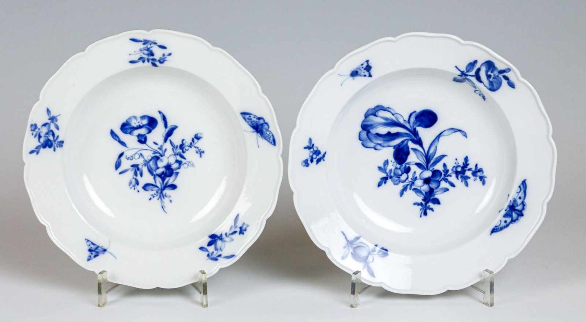 Ein Paar tiefe Teller mit blauen BlumenKPM Berlin, um 1770Glatt mit ausgebogtem Rand.