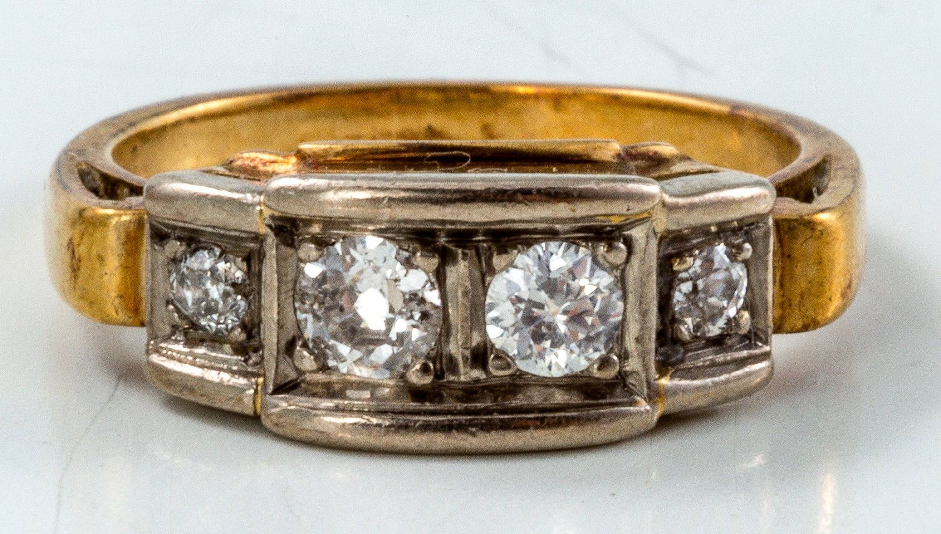 Diamantbandring585/f. Gold. Ausgefasst mit 4 Brillanten nach Verlauf von zus. ca. 0,40 ct. Ringgr.