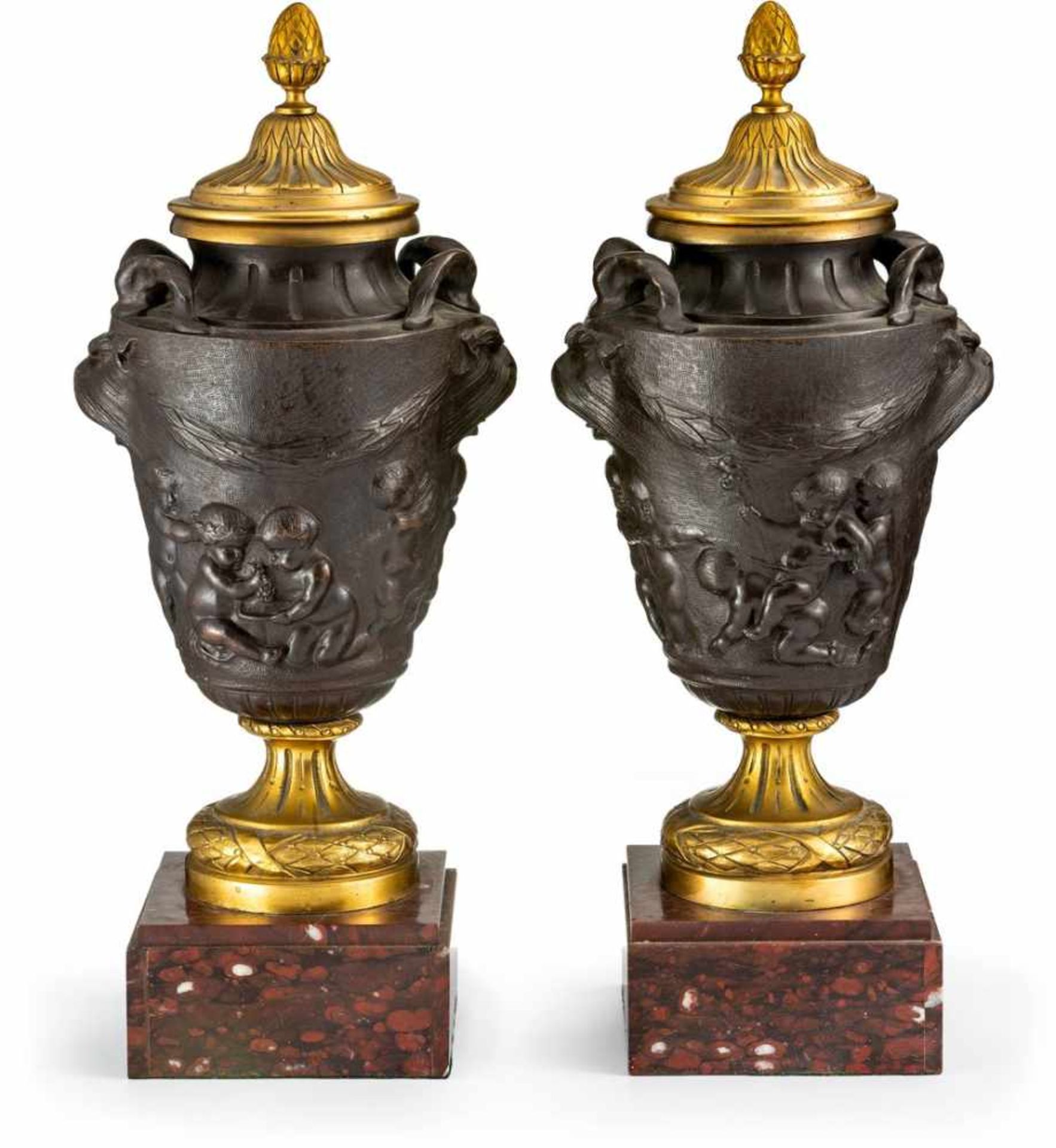 Ein Paar Napoleon-III-KamindeckelvasenFrankreich, um 1860Bronze, dunkel patiniert und teilvergoldet.