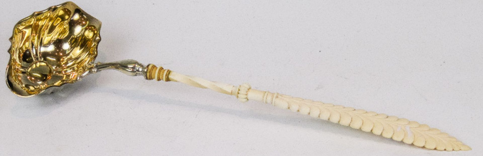 Bowlenschöpferum 1840Zweites Rokoko. Mit geschnitztem Elfenbeingriff. Vergoldete Muschellaffe mit