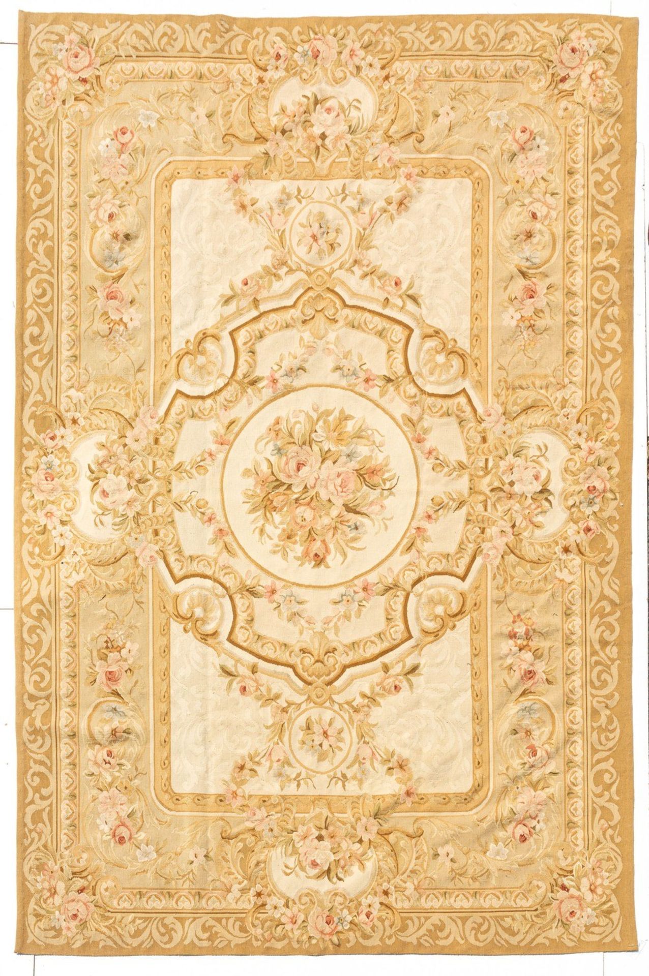 Kleiner Aubusson im Louis-XVI-StilMedaillon mit Rosenblütenbukett und Rosenblütenbordüre. In den