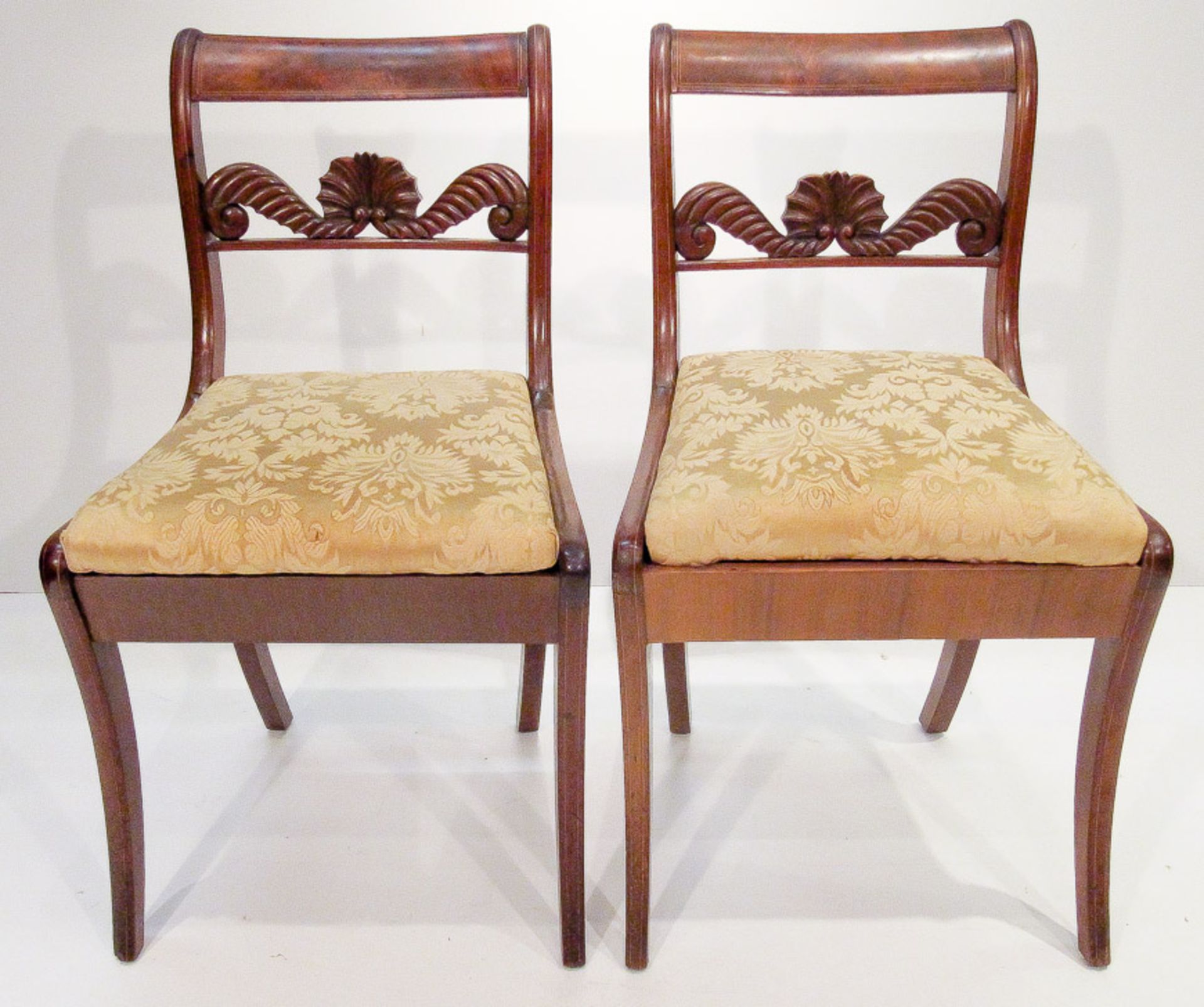 Zwei Biedermeier-StühleNorddeutsch, um 1835Mahagoni mit hellen Fadeneinlagen. Schlichte Gestelle mit