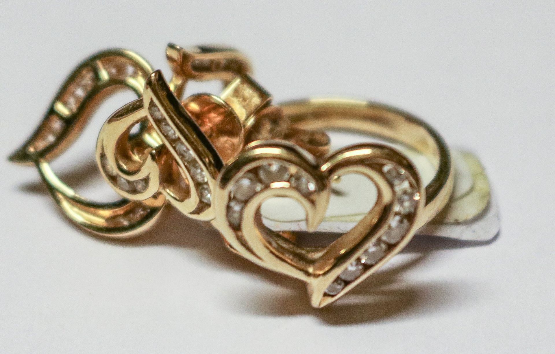 Ring und ein Paar Ohrstecker750/f. Gold. Herzform. Ausgefasst mit je 1 kleinen Diamanten. Ringgr.