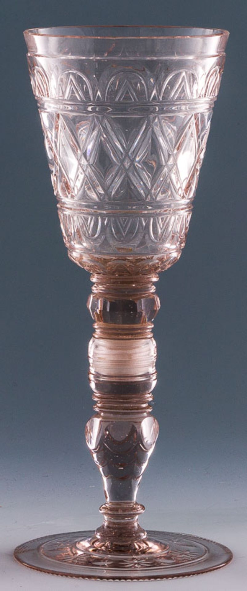 SchraubpokalBöhmen, 1. H. 18. Jh.Schwach manganstichiges Glas. Scheibenfuß mit abgeschliffenem