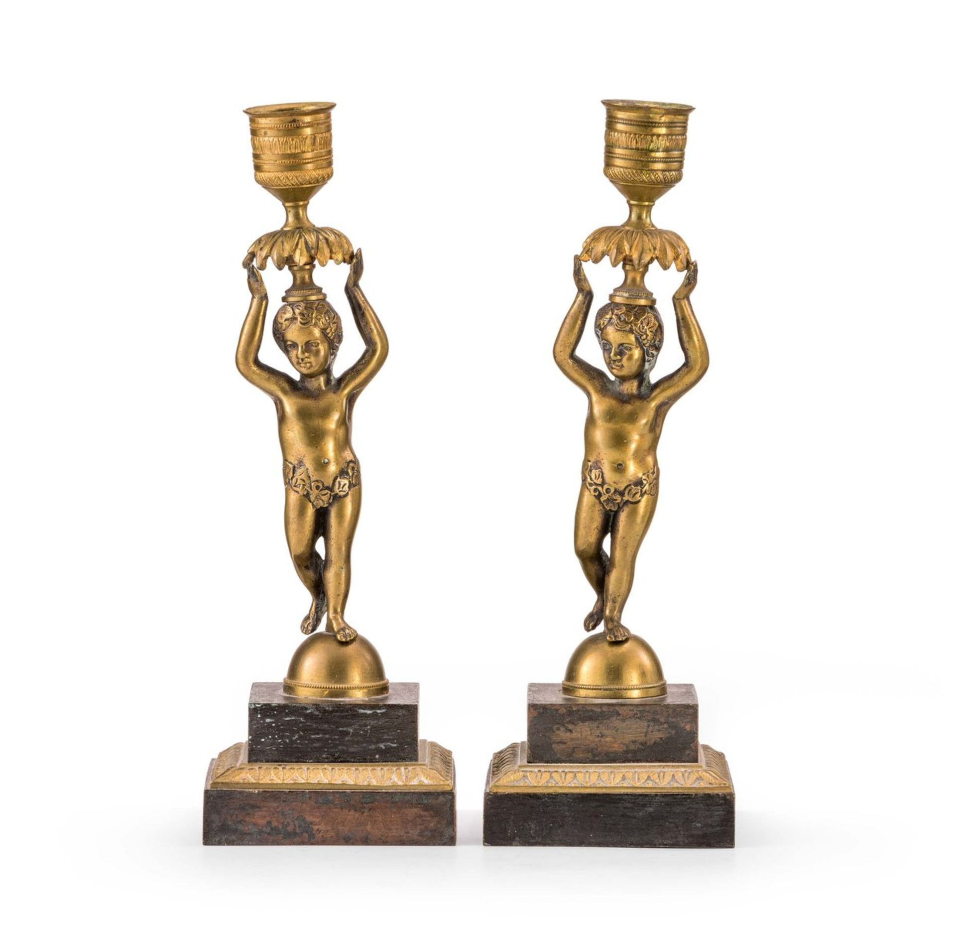 Zwei Figurenleuchter im Louis-XVI-Stil19. Jh.Bronze, teils dunkel patiniert. Quadratischer,