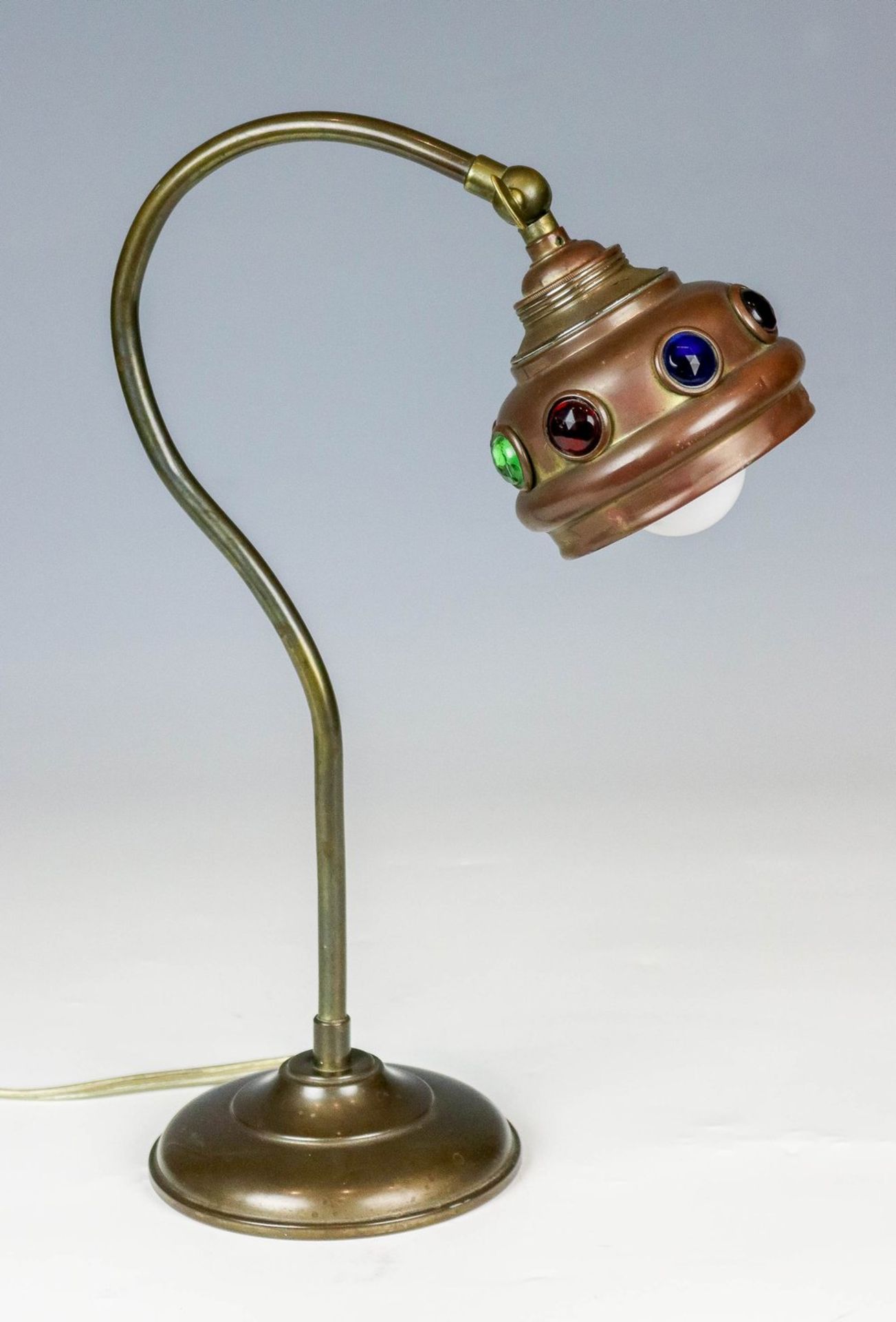 Jugendstil-TischlampeDeutsch, um 1910Messingblech, verkupfert. Einflammig. Auf runde