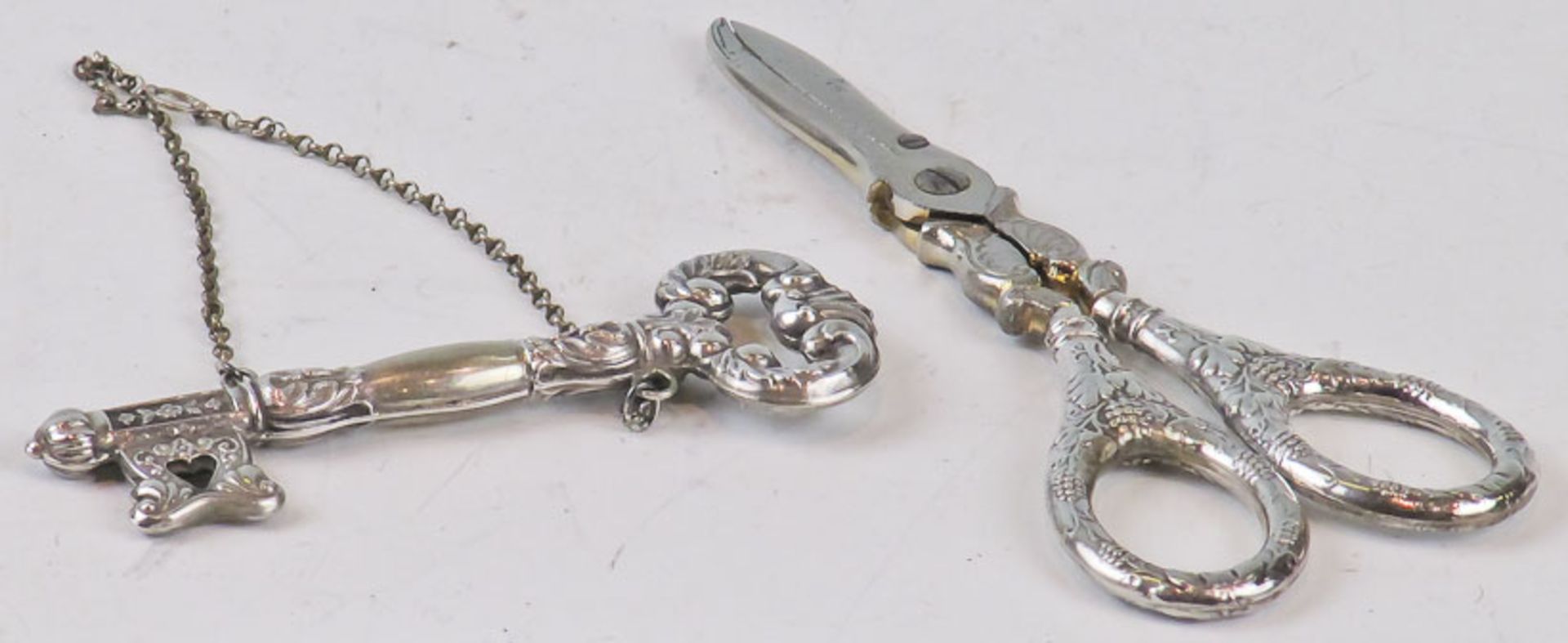 Biedermeier-Nadelbüchse als Schlüsselan Kettchenaufhängung. Lg. 10 cm. Beigegeben: Tr