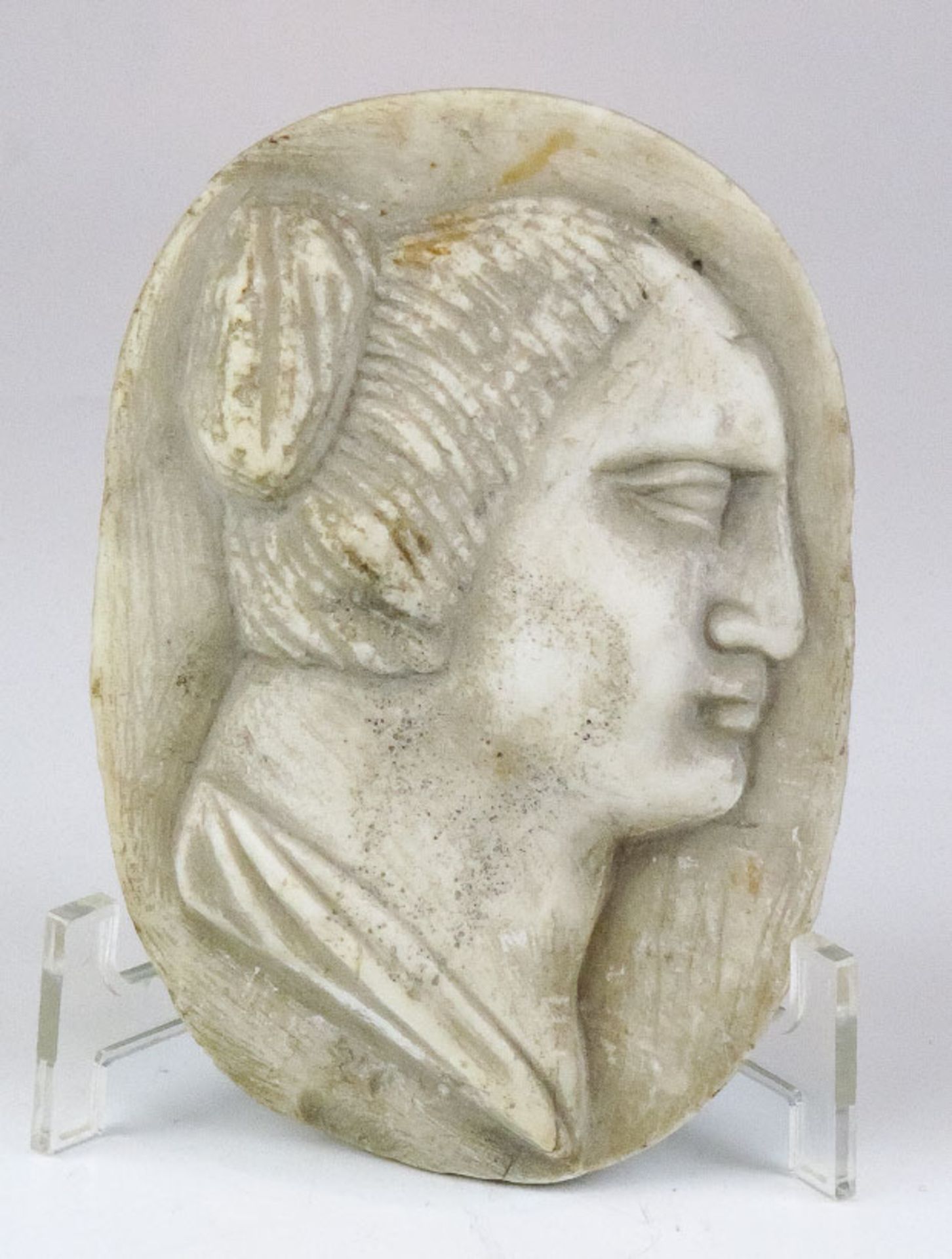 Frauenkopf im ProfilOvales Marmorrelief. Nach antikem Vorbild. H. ca. 14 cm.(57242)<