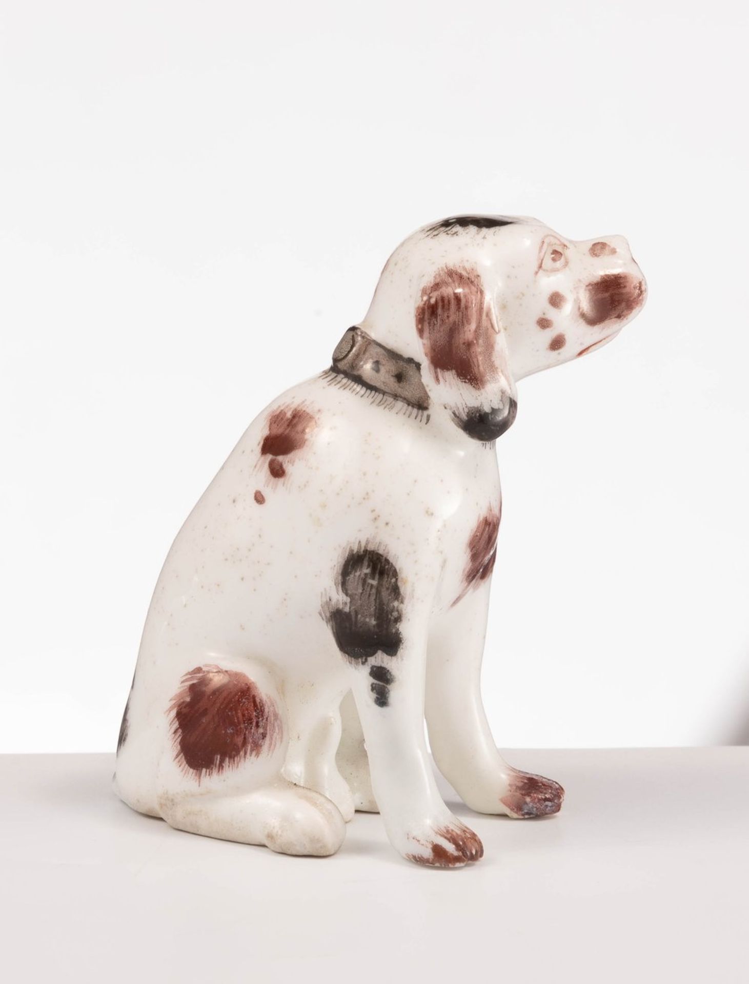 Kleiner sitzender HundWohl Meissen, 18. Jh.Kleiner, wohl einen Beagle darstellender - Bild 3 aus 4