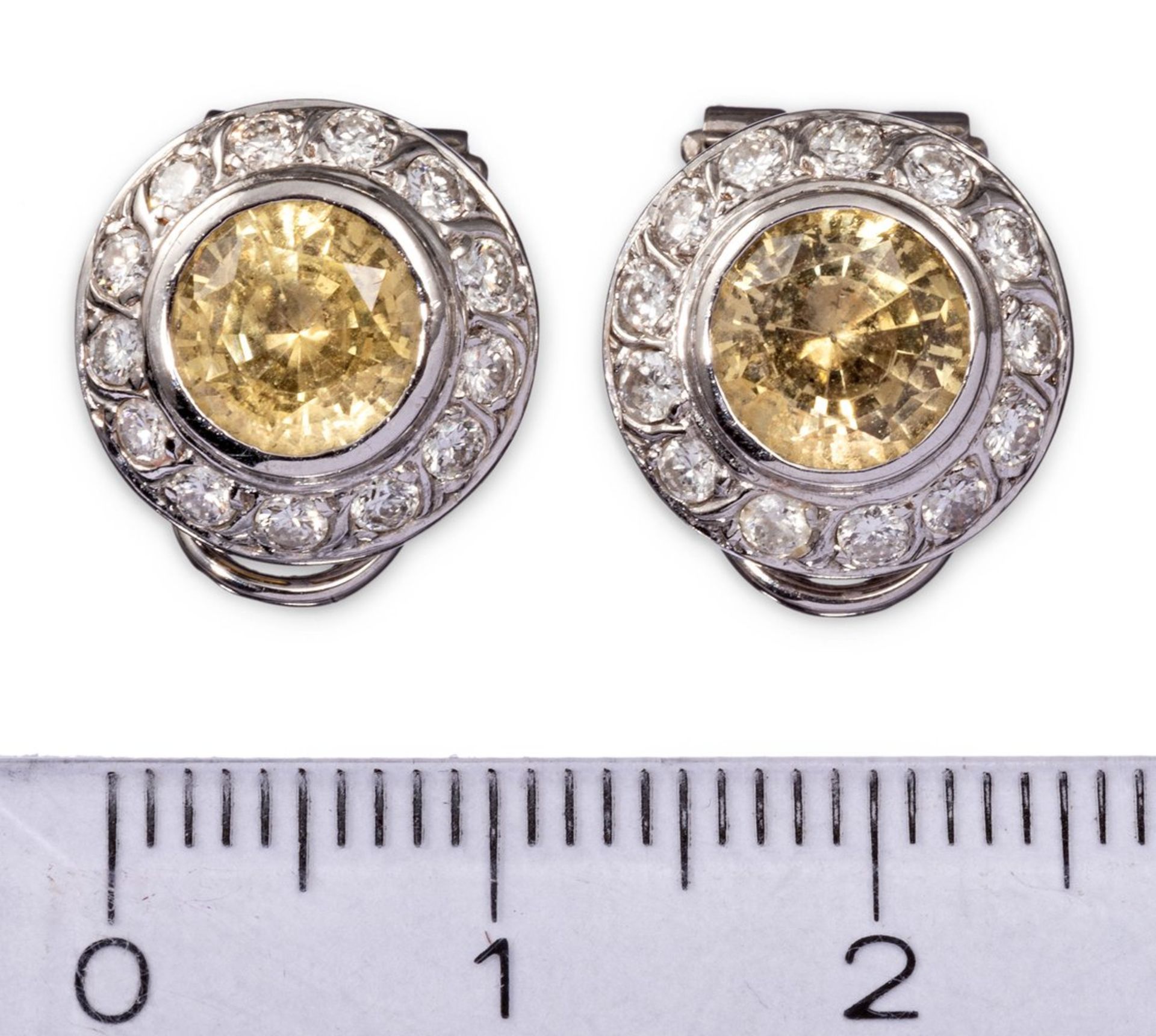 Ein Paar Saphir-OhrclipsPlatin. Ausgefasst mit je einem gelben Saphir von zus. ca. 4,9 c