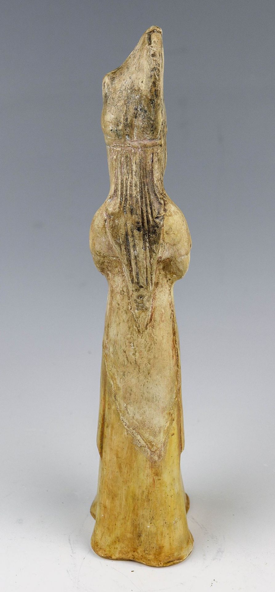 Stehende Figur m. hohem KopfputzChina, TangHeller Steinzeugscherben. In schlichtem G - Bild 3 aus 4