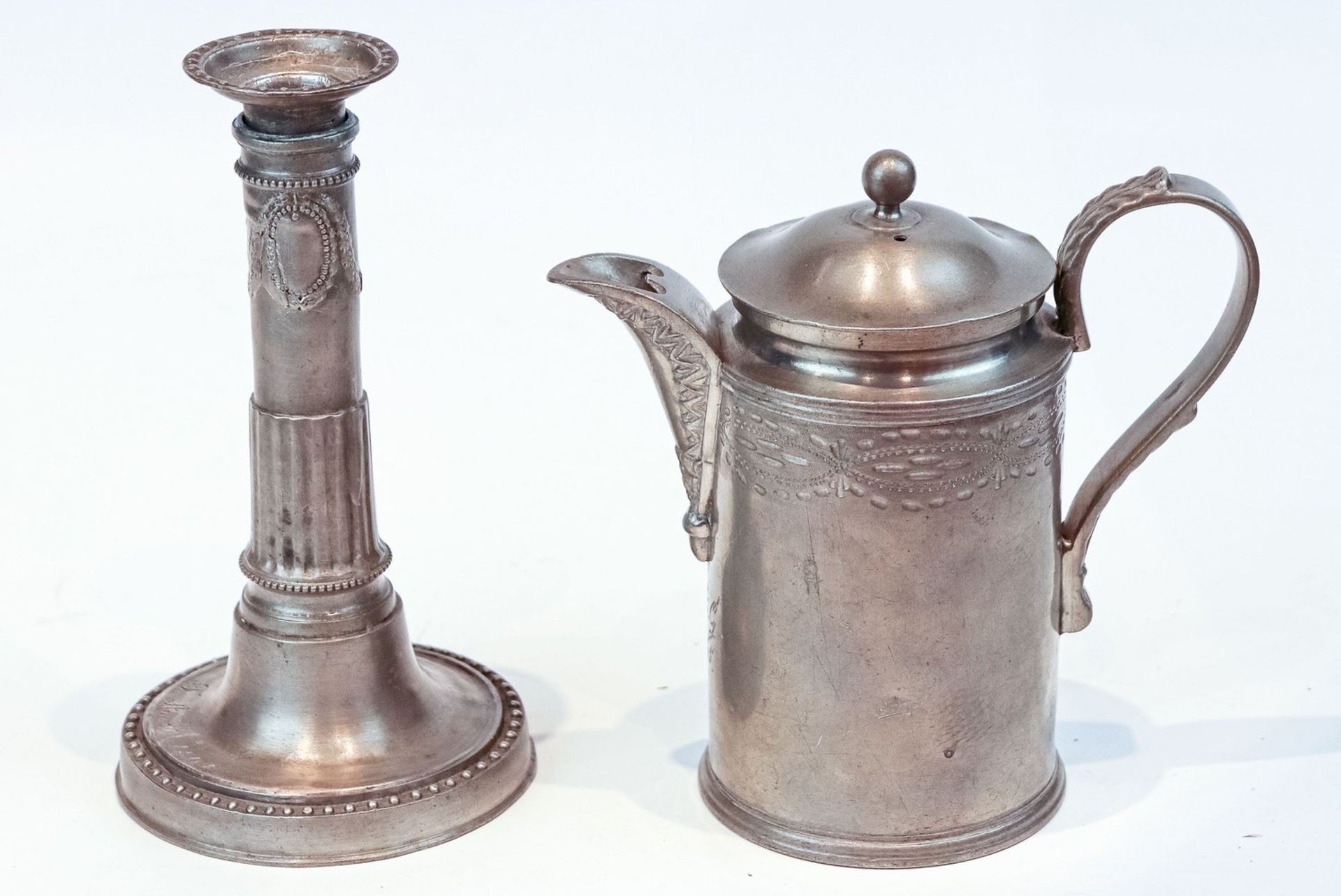 KaffeekanneFreiberg, um 1854, Carl Woldemar PilzZylindrisch mit geflächeltem Fries.