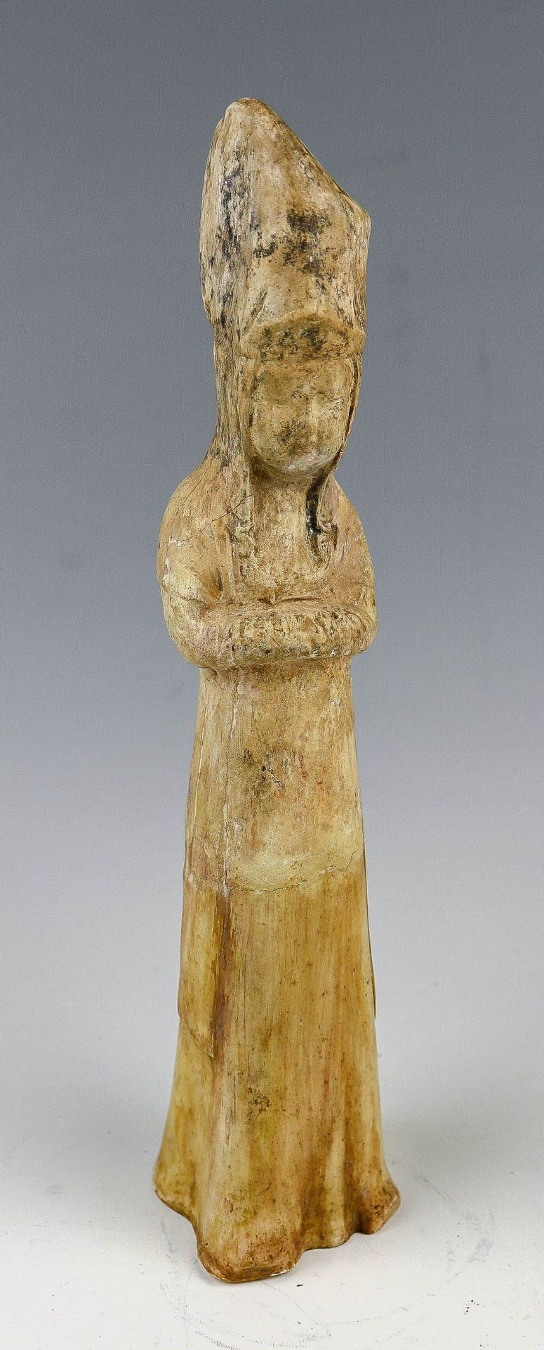 Stehende Figur m. hohem KopfputzChina, TangHeller Steinzeugscherben. In schlichtem G