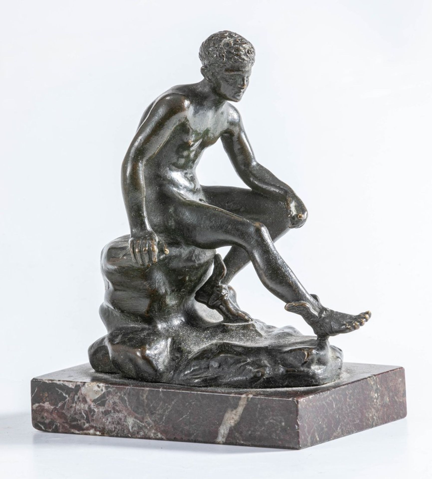 Sitzender Hermes nach LysippAntikenkopie. Bronze patiniert. H. 11,5 cm. Auf Marmorsockel