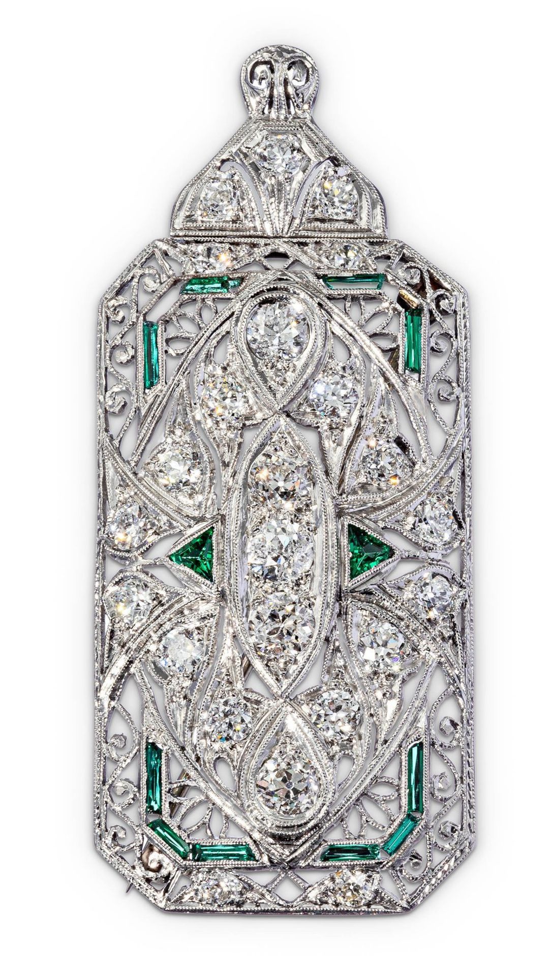 Smaragd-DiamantanhängerArt Deco. Platin. Durchbrochene Rechteckform mit einbeschriebenem