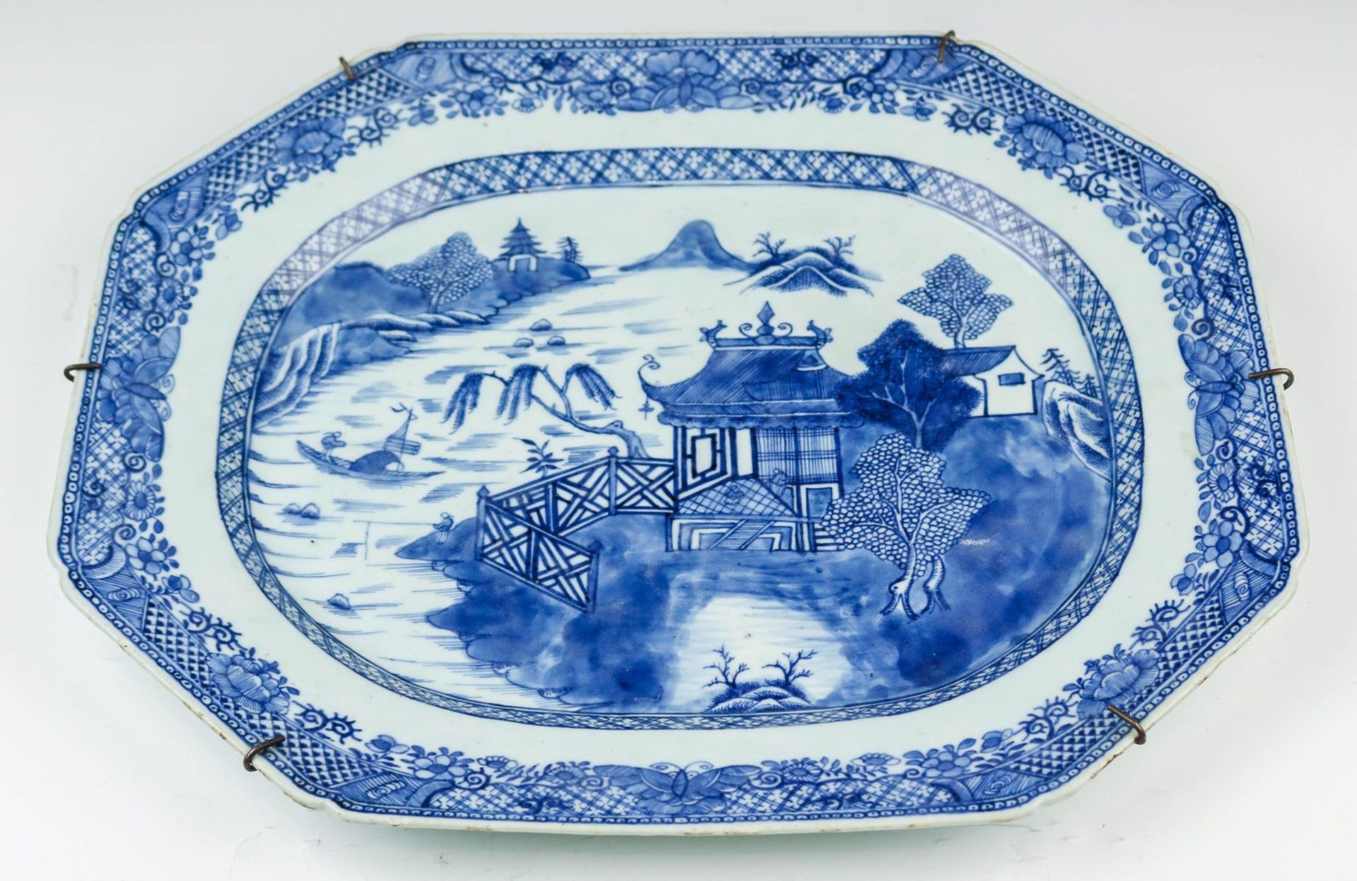 Achtkantige Platte mit leicht eingezogenen EckenChina, 19. Jh.In unterglasurblauer M