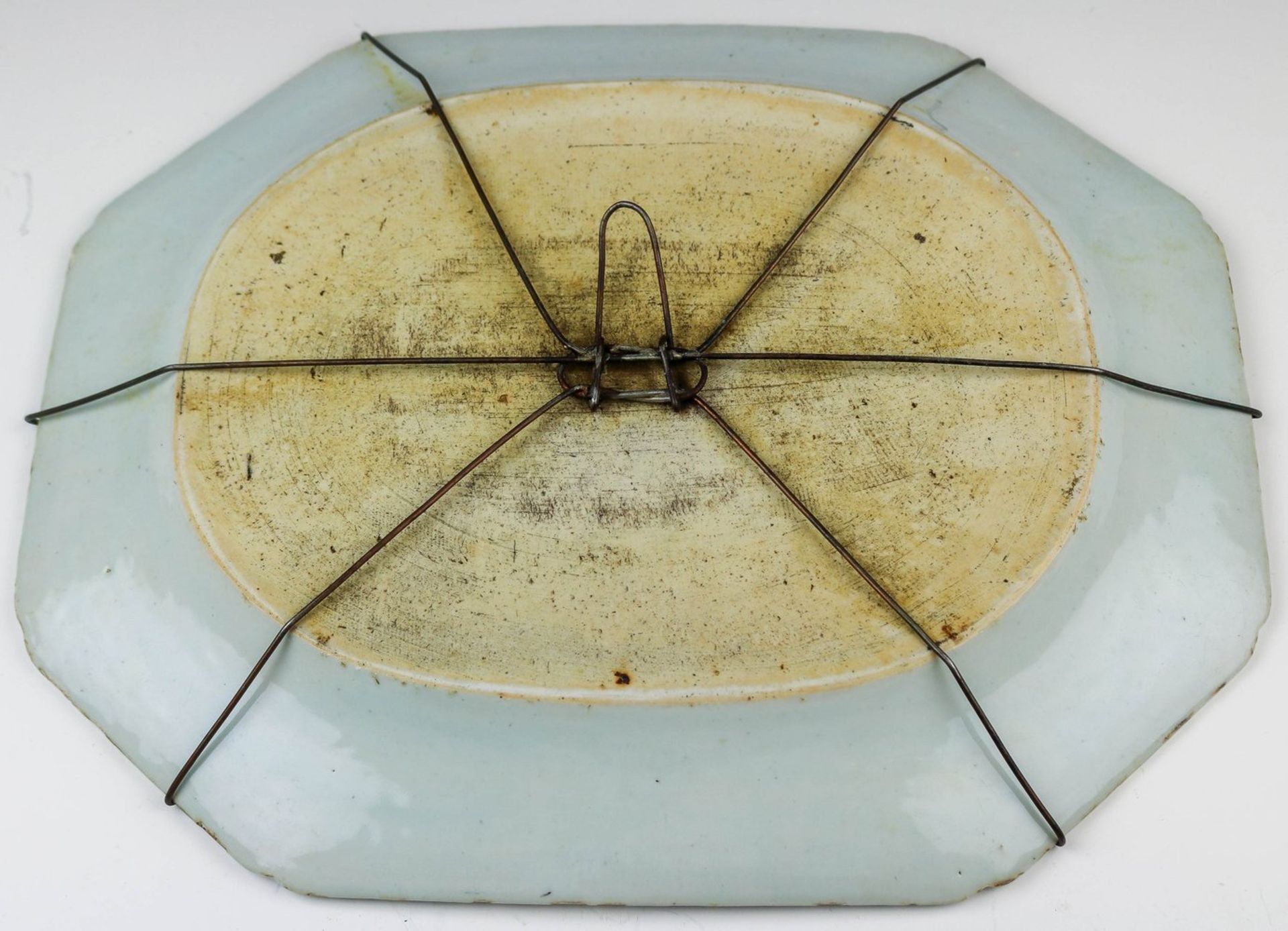 Achtkantige Platte mit leicht eingezogenen EckenChina, 19. Jh.In unterglasurblauer M - Bild 2 aus 2