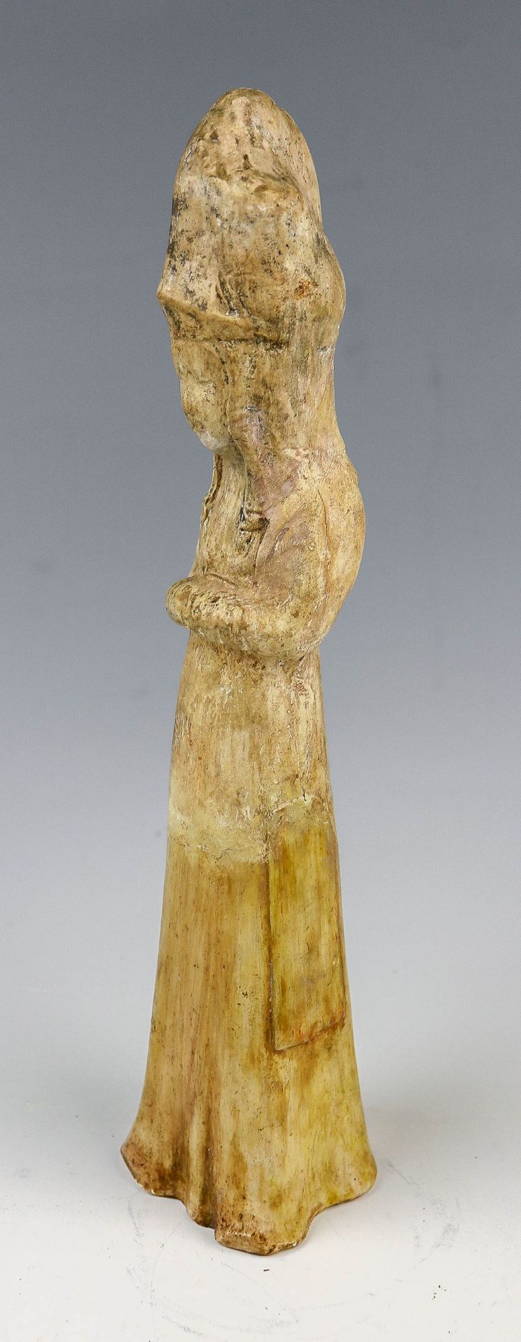 Stehende Figur m. hohem KopfputzChina, TangHeller Steinzeugscherben. In schlichtem G - Bild 2 aus 4