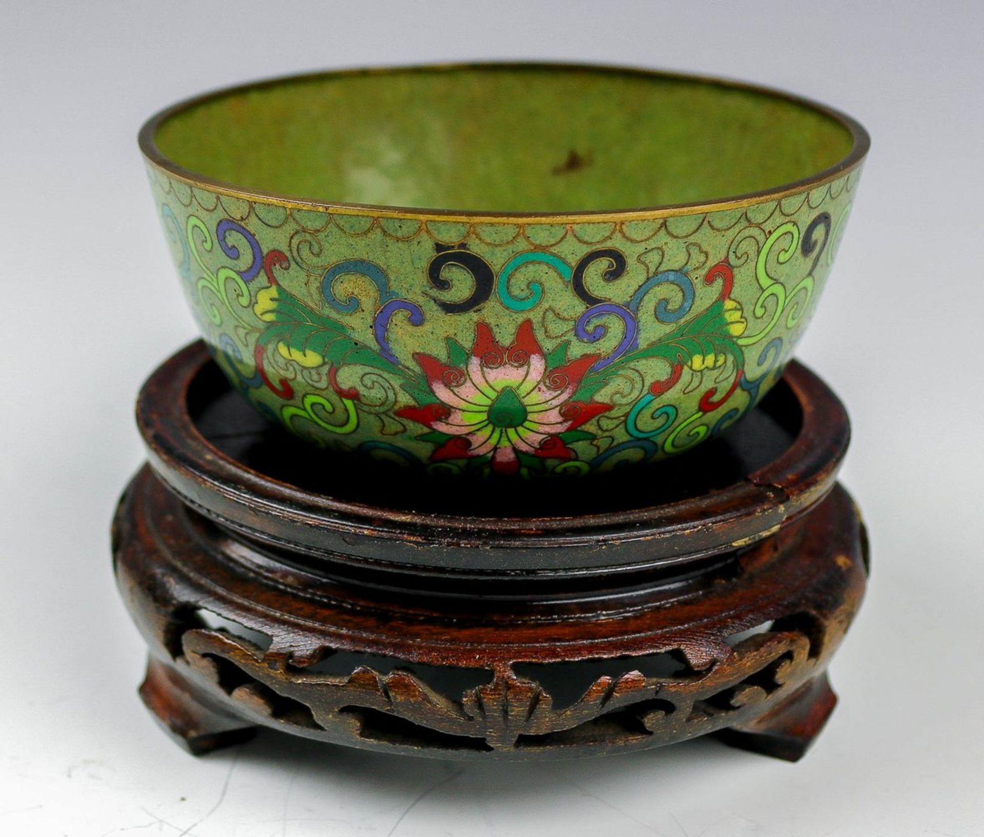 Cloisonné-KummeChinaAuf olivfarbenem Grund blühendes Rankenwerk. H. 5,5 cm, D. 11 cm