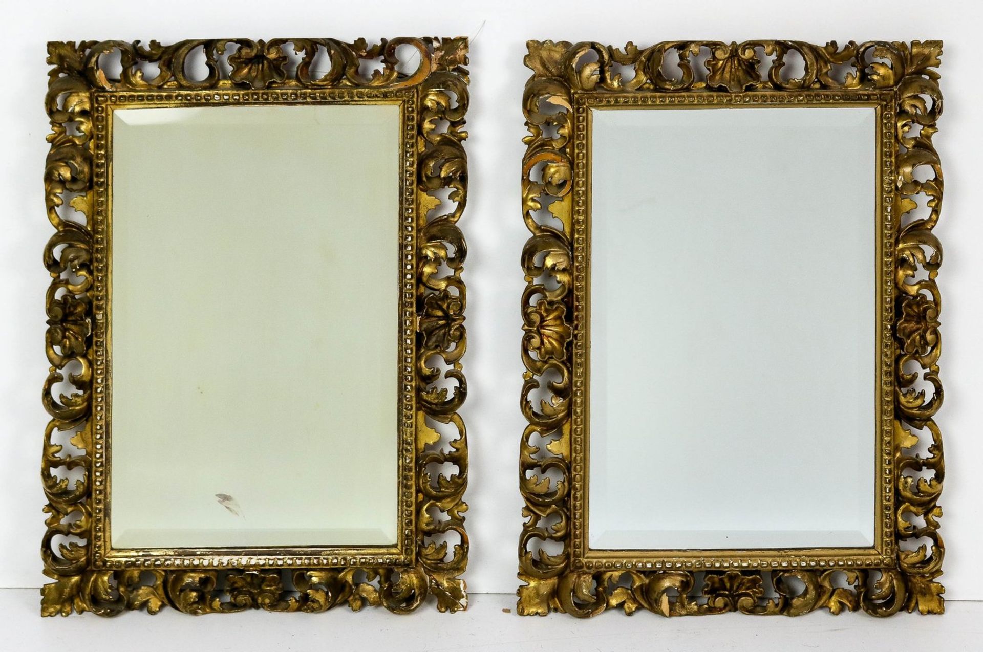 Paar kleiner Spiegel im Barockstil Holz, geschnitzt, vergoldet. Spiegelfeld mit facettie